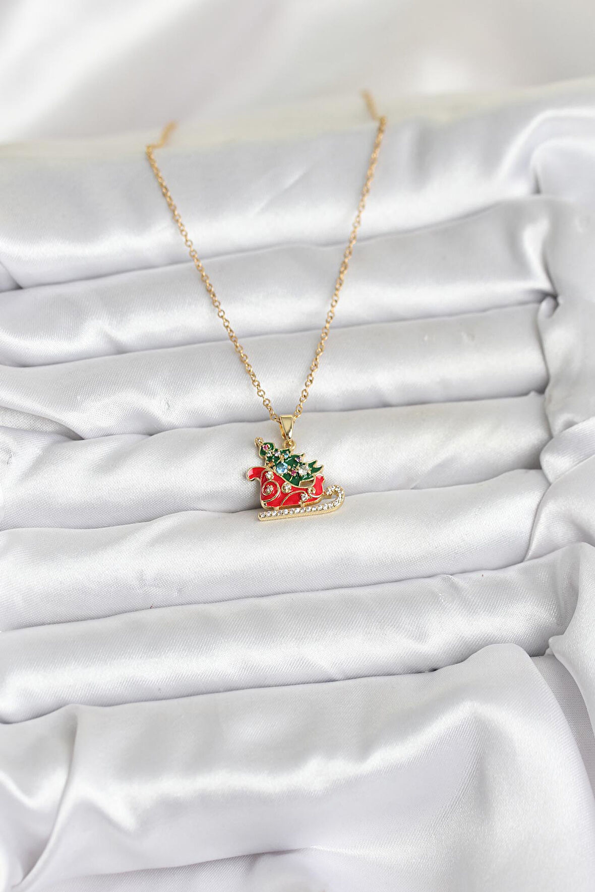 Gold Renk Kızak ve Çam Ağacı Figürlü Yılbaşı Temalı Kadın Kolye (316L Çelik Zincir) 