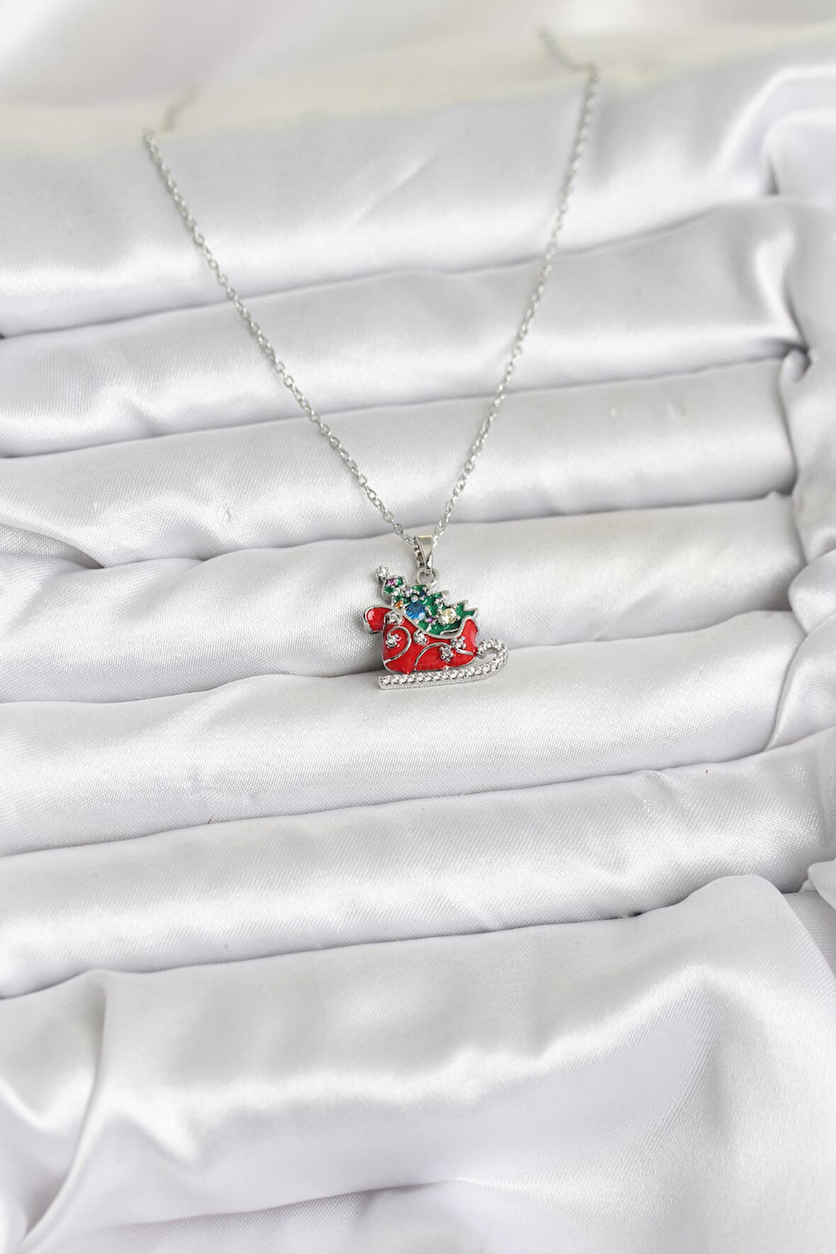 Gümüş Renk Kızak ve Çam Ağacı Figürlü Yılbaşı Temalı Kadın Kolye (316L Çelik Zincir) 