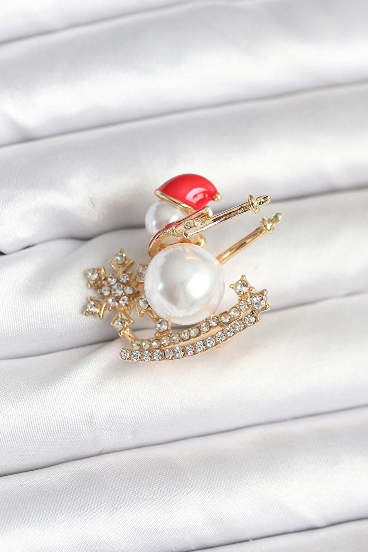 Kızaklı Kardan Adam Figürlü Yılbaşı Temalı Broş