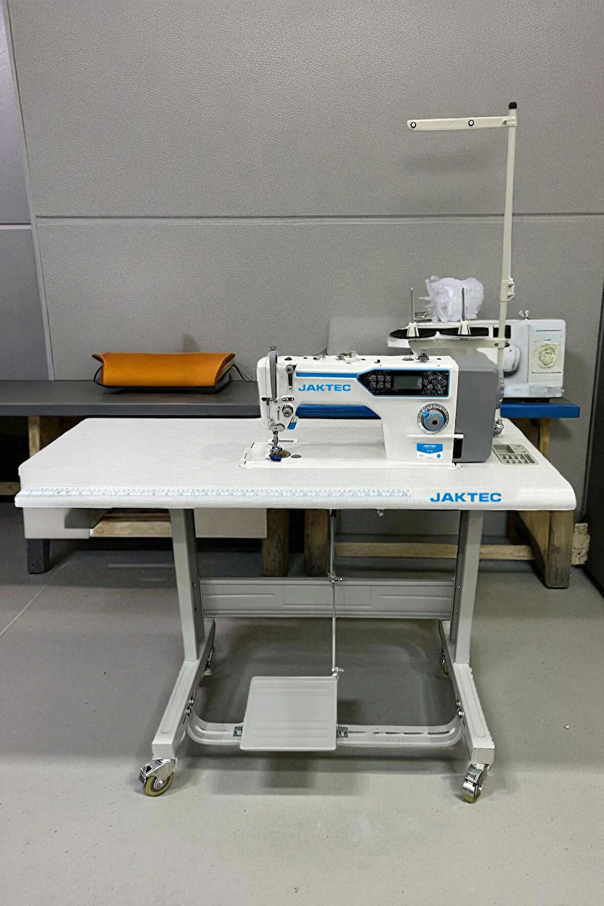 Jaktec JK-A4 Elektronik İp Kesmeli Düz Dikiş Makinesi Tablalı – Başlangıç Seti Hediyeli