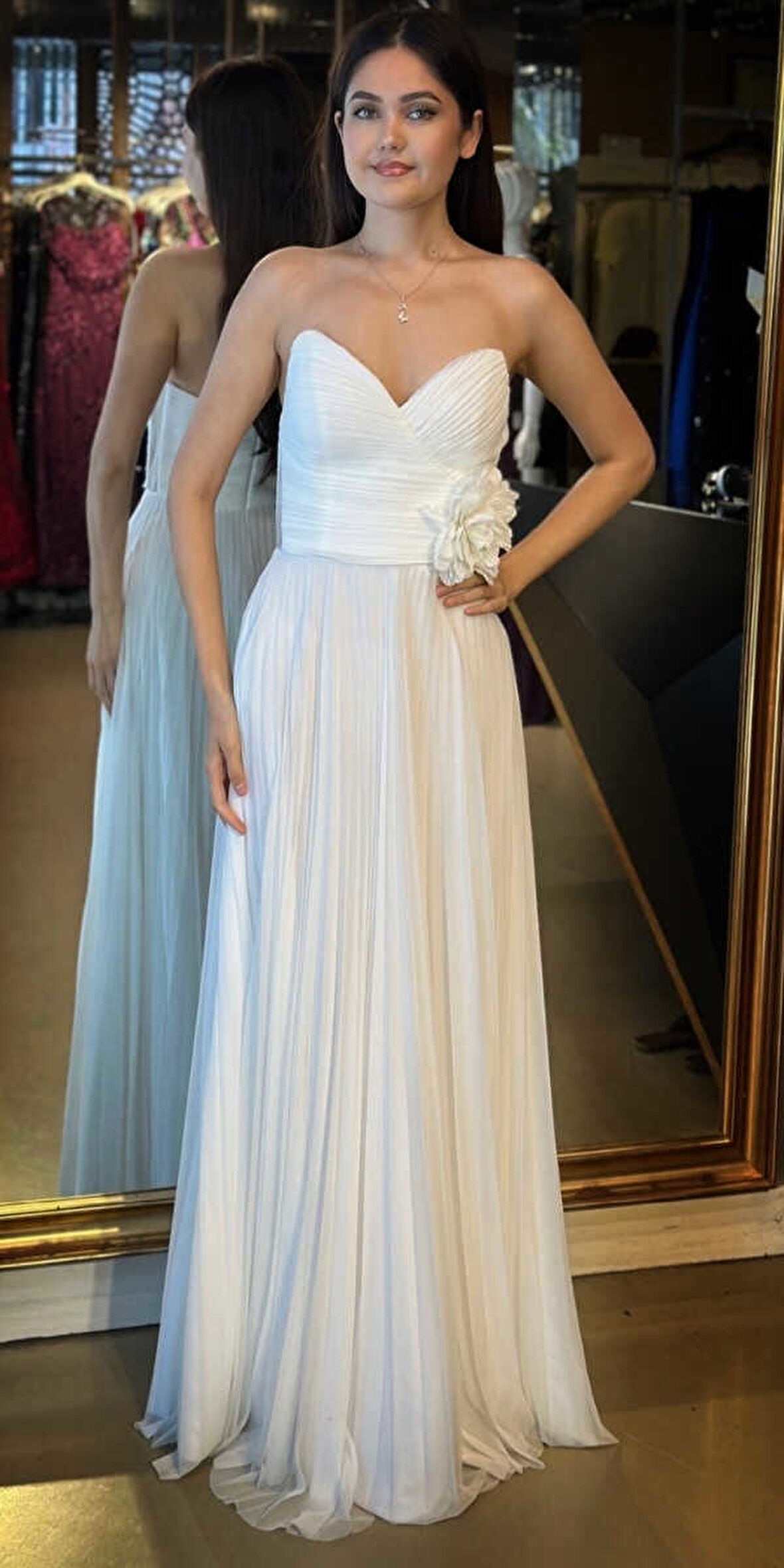 Beyaz Straplez Yaka Çiçek Detaylı Kloş Etekli Tül Uzun Abiye Elbise 11003