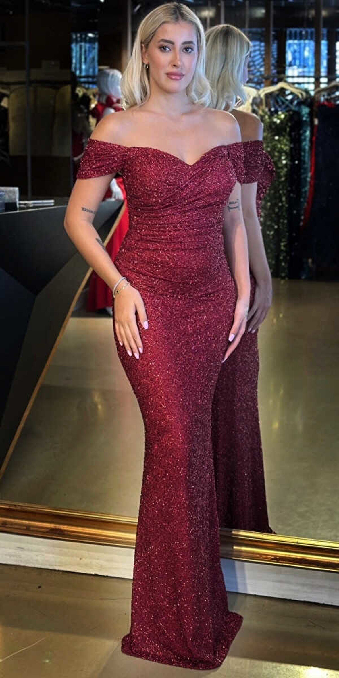 Bordo Madonna Yaka Düz Kesim Pullu Boncuklu Uzun Abiye Elbise 11023