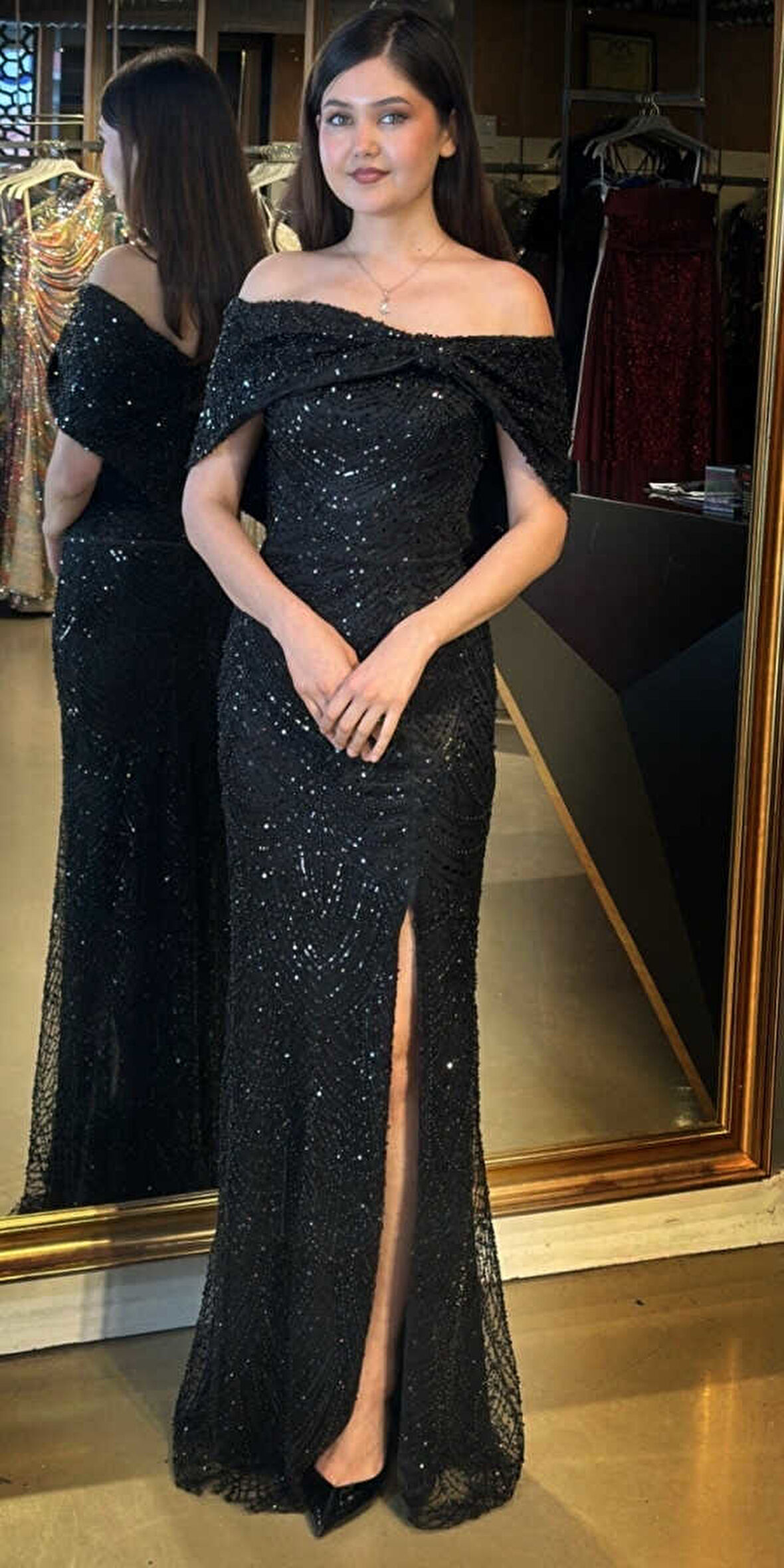 Siyah Madonna Yaka Yırtmaçlı Düz Kesim Pullu Boncuklu Uzun Abiye Elbise 11026