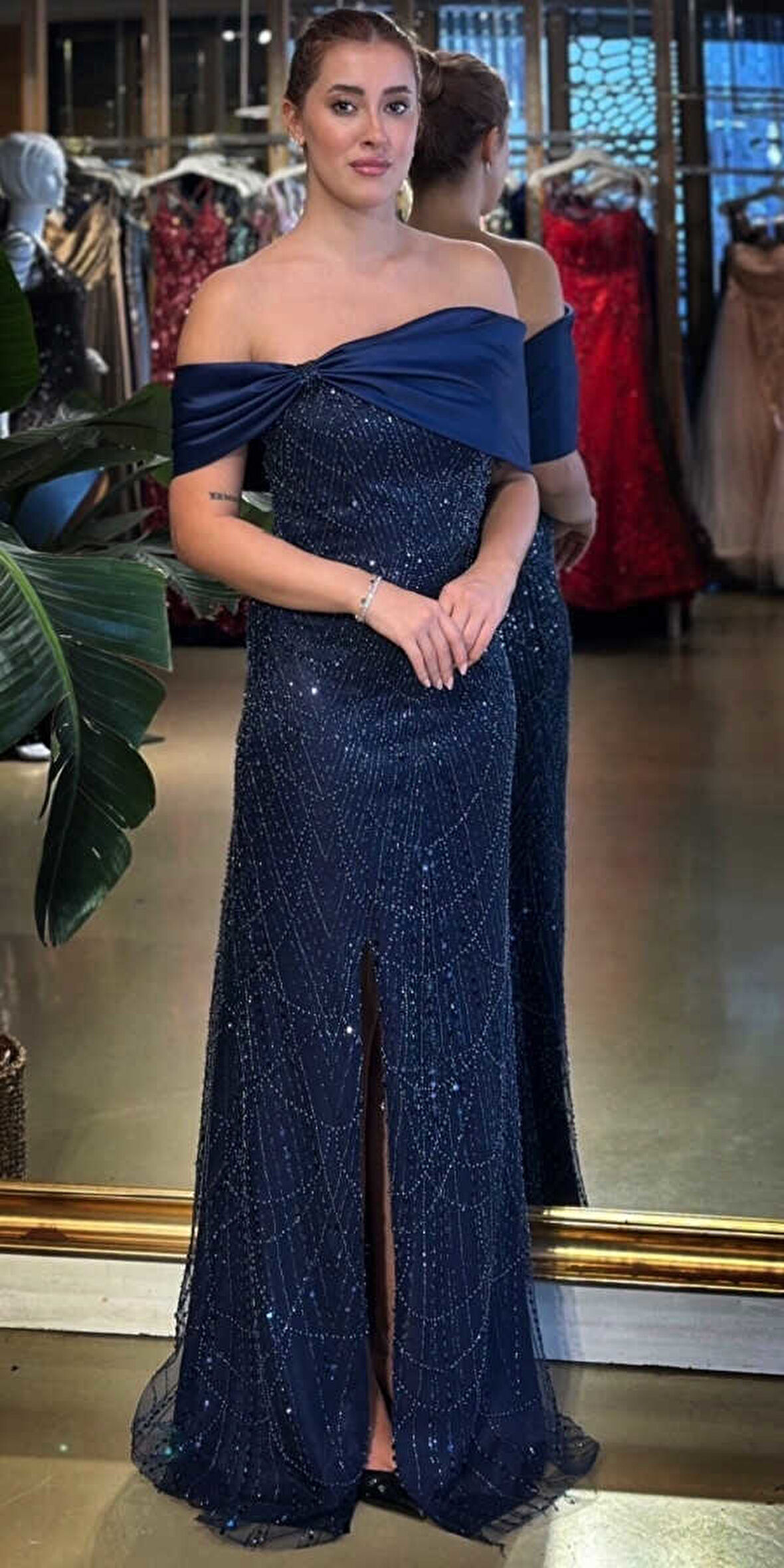 Lacivert Madonna Yaka Yırtmaçlı Düz Kesim  Pullu Boncuklu Uzun Abiye Elbise 11029-01