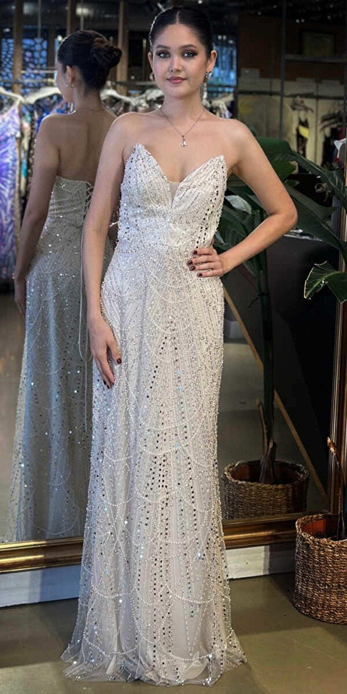 Bej Straplez Yaka Sırt Dekolteli Düz Kesim Pullu Boncuklu Uzun Abiye Elbise 11036-01