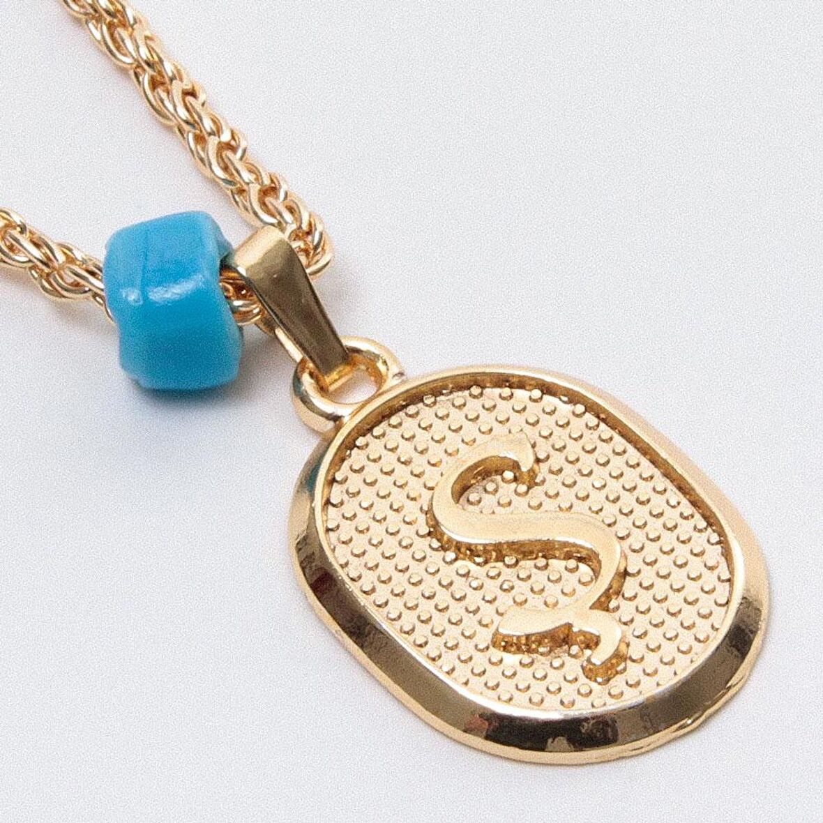 Plastik Boncuklu Burgulu Harfli Kolye