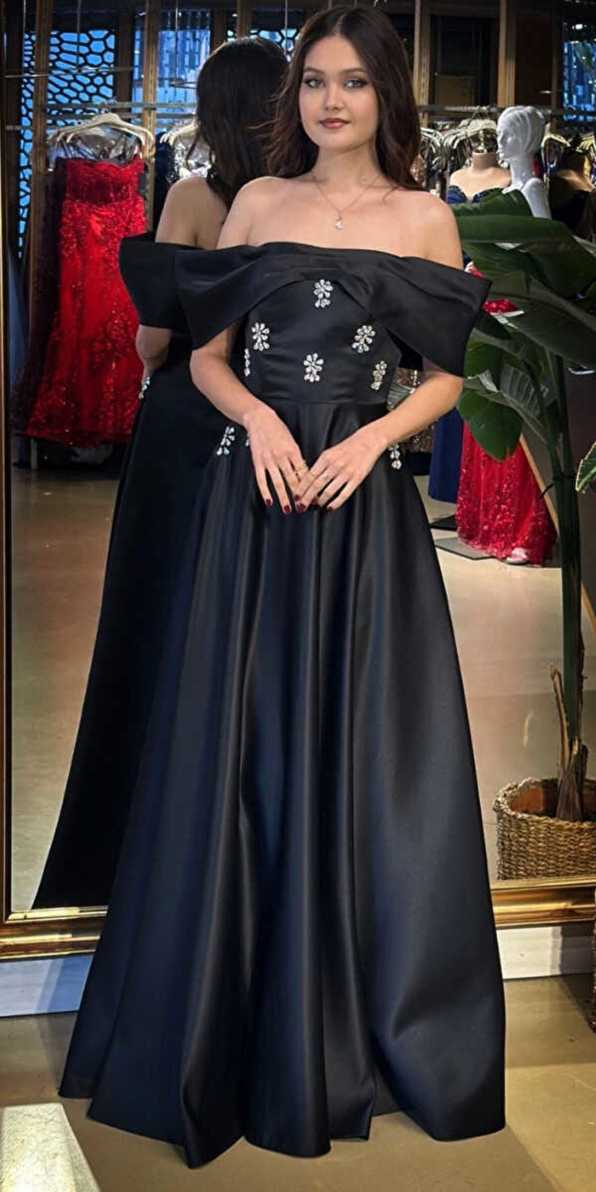 Siyah Madonna Yaka Taş Detaylı  Kloş Etekli  Saten Uzun Abiye Elbise 11063-07