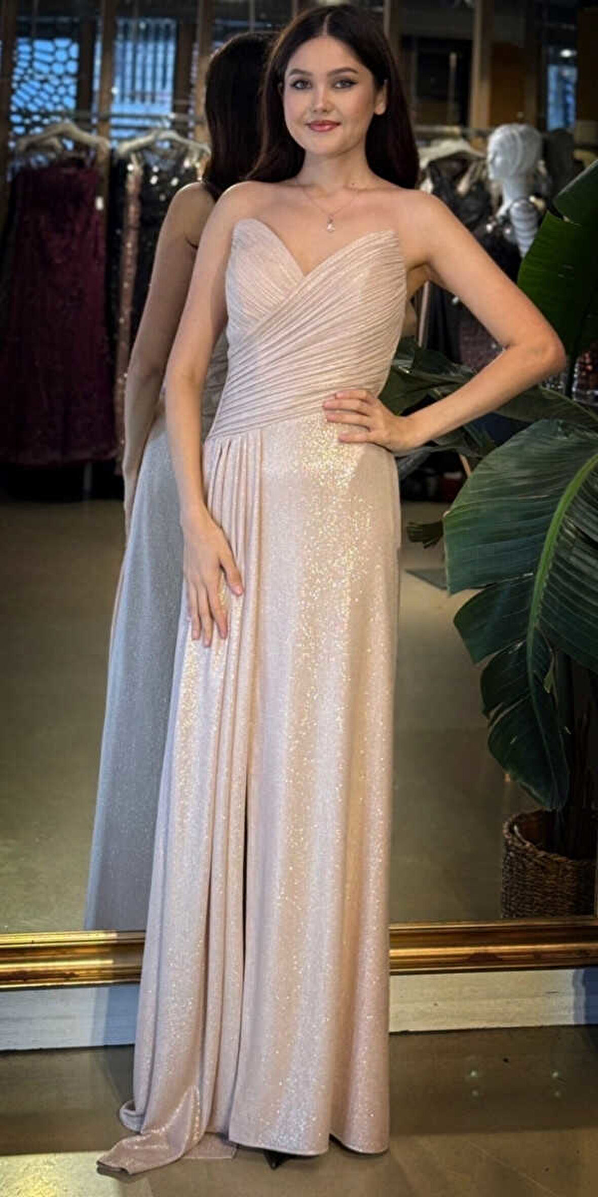 Gold Straplez Yaka Göğüs Dekolteli  Düz Kesim Likralı Parlak Kumaş Uzun Abiye Elbise 11083-01