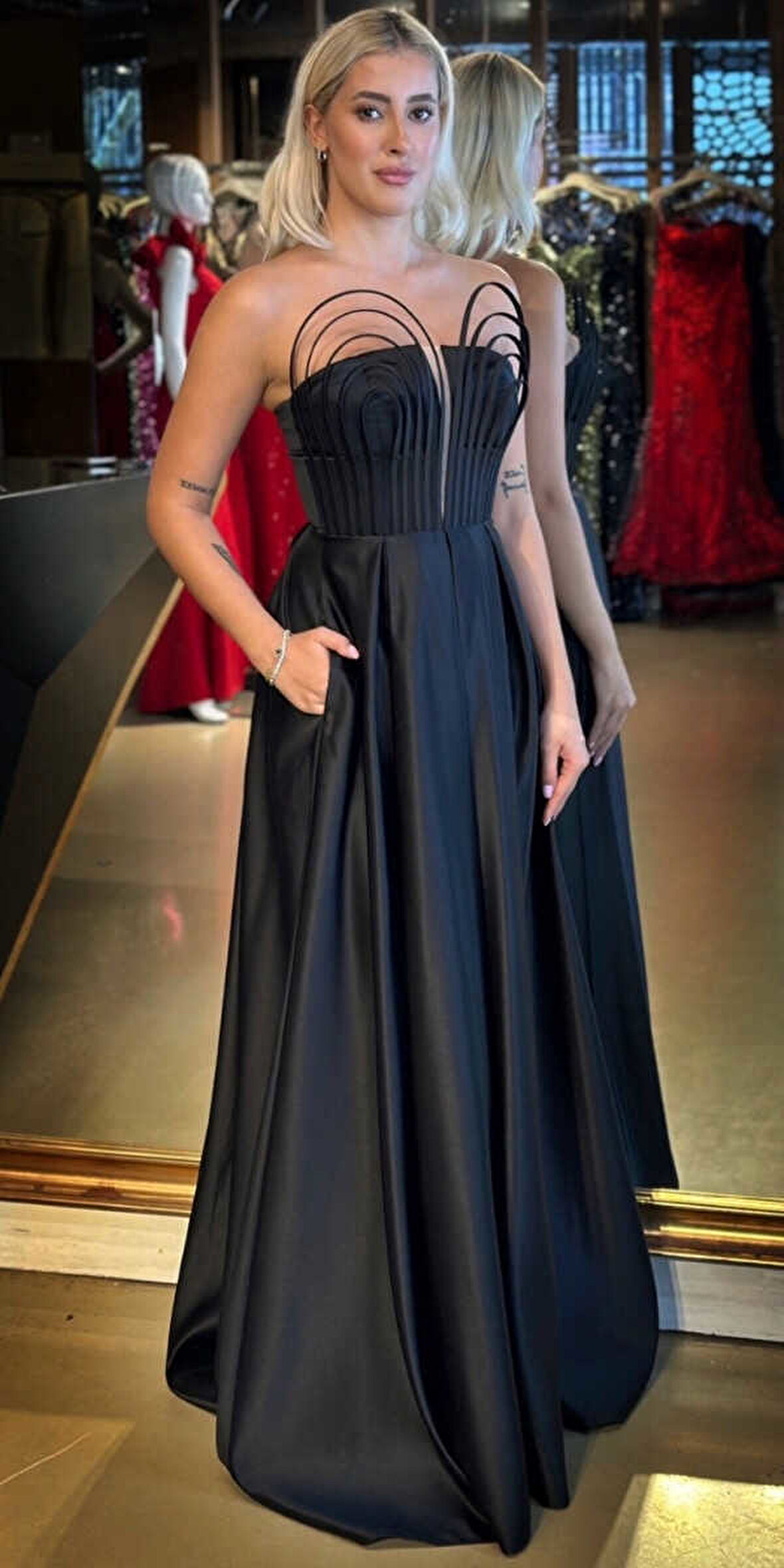 Siyah Straplez Yaka  Sırt Dekolteli Kloş Etekli Saten Uzun Abiye Elbise 11088