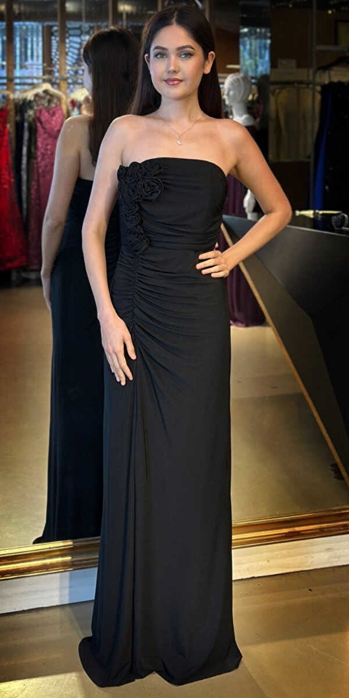 Siyah Çiçek Detaylı Straplez Yaka Yırtmaçlı Düz Kesim Likralı Uzun Abiye Elbise 11096