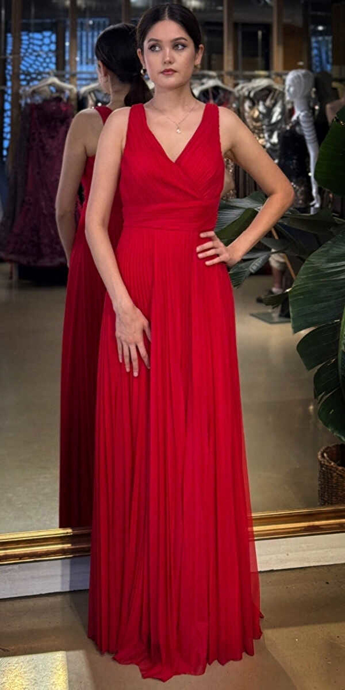 Kırmızı V Yaka Kalın Askı Kloş Etekli  Şifon Uzun Abiye Elbise 11098-01