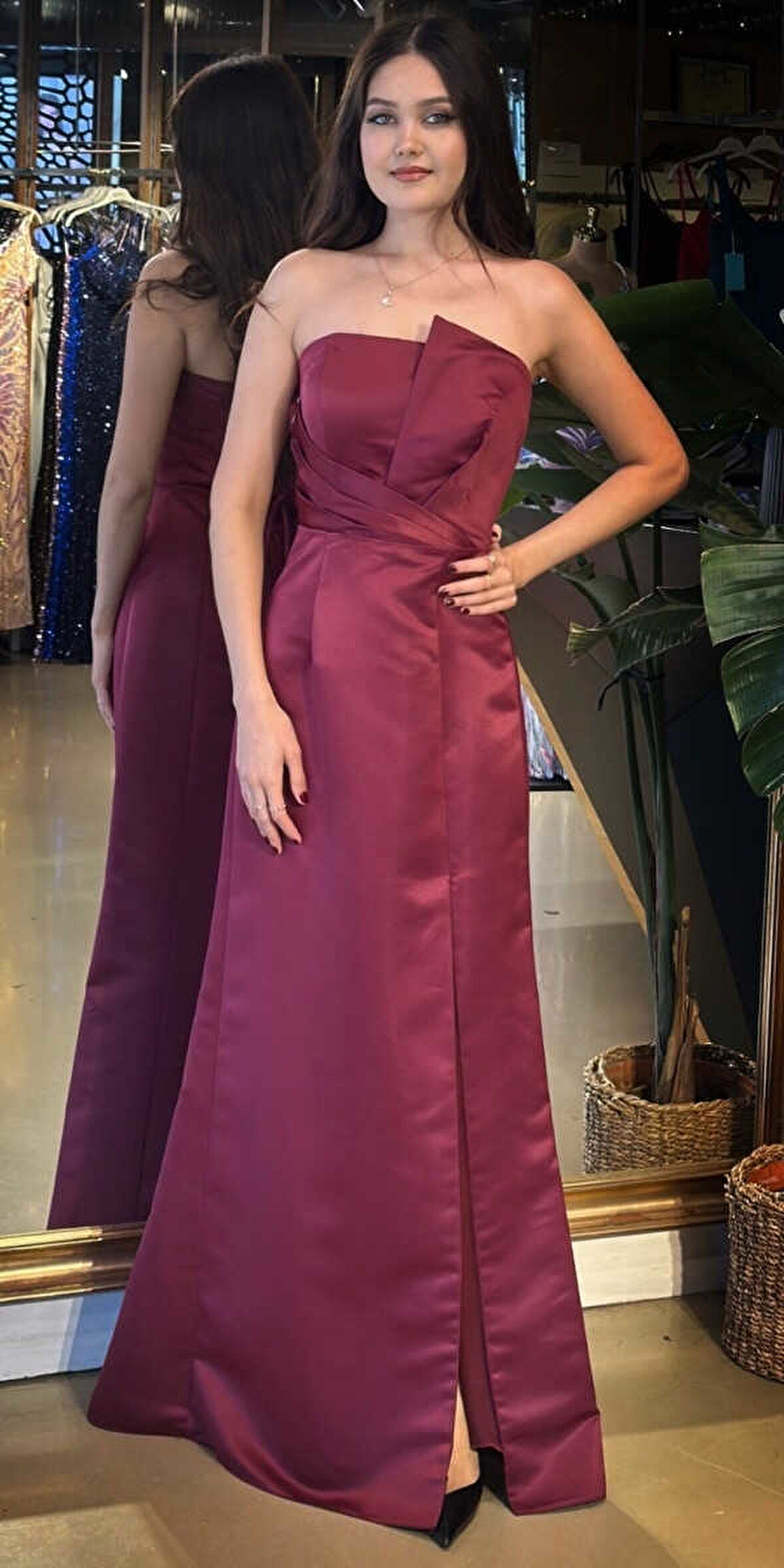 Vişne Renk Straplez Yaka Sırt Dekolteli Yırtmaçlı Düz Kesim Saten Uzun Abiye Elbise 11102-02