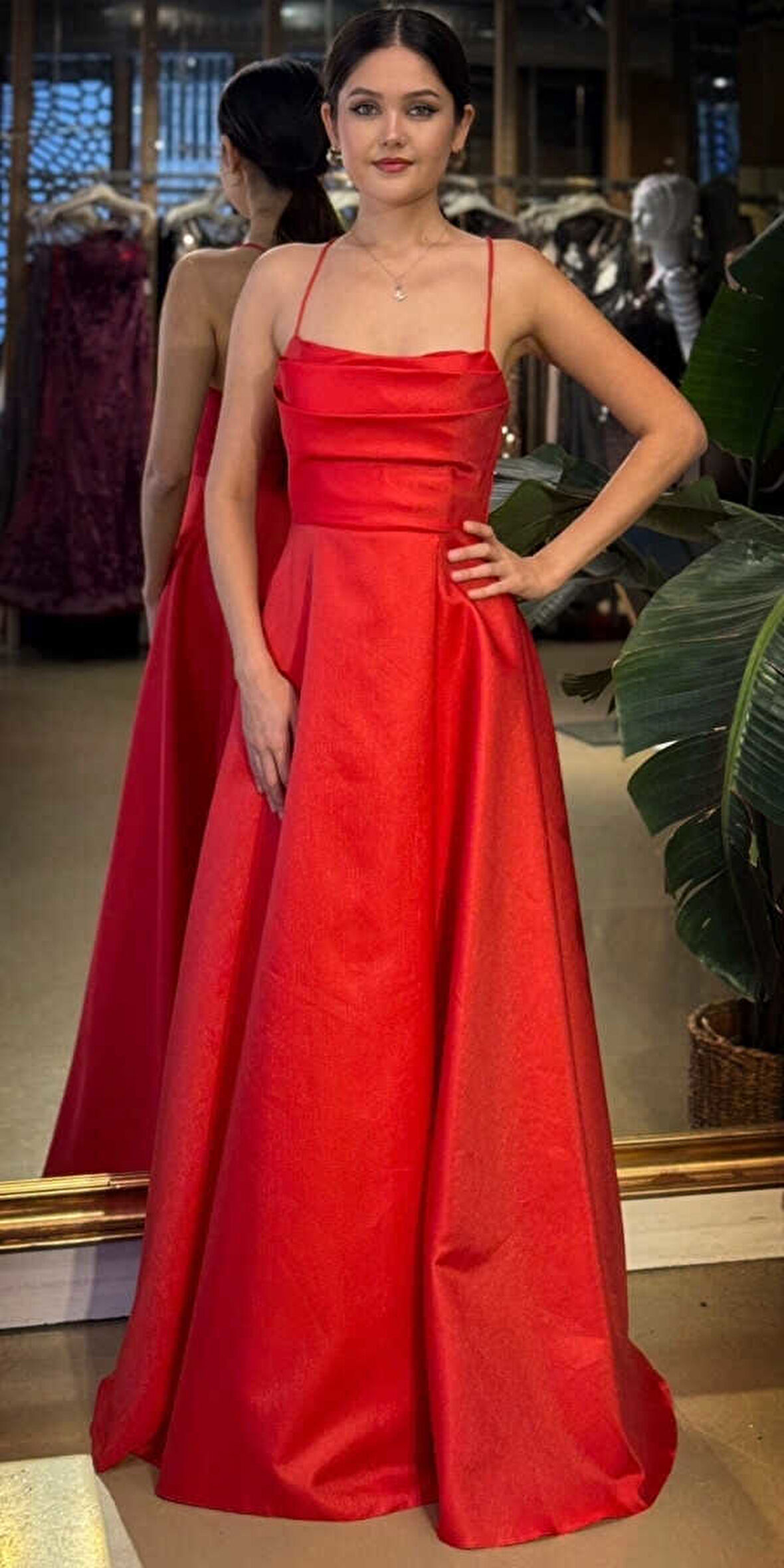 Kırmızı Degaje Yaka İp Askılı  Sırt Dekolteli Kloş Etekli  Saten Uzun Abiye Elbise 11104-03