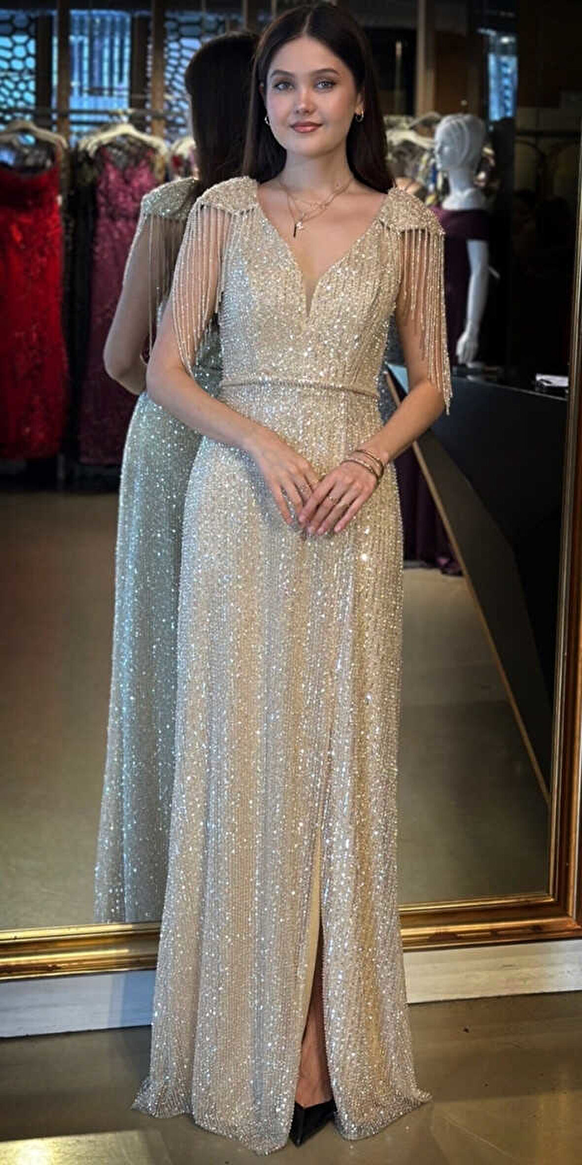 Bej V Yaka Boncuk İşlemeli Yırtmaçlı Düz Kesim Pul Payet Uzun Abiye Elbise 11107