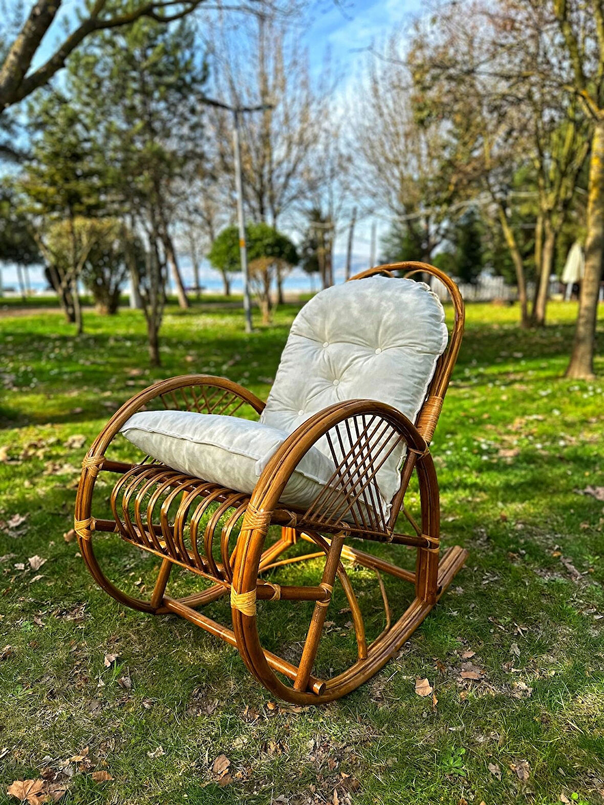 Bambu Sallanan Berjer Koltuk Ayaksız Doğal Bambu Renk – Minderli, Şık, Dayanıklı ve Konforlu Tasarım