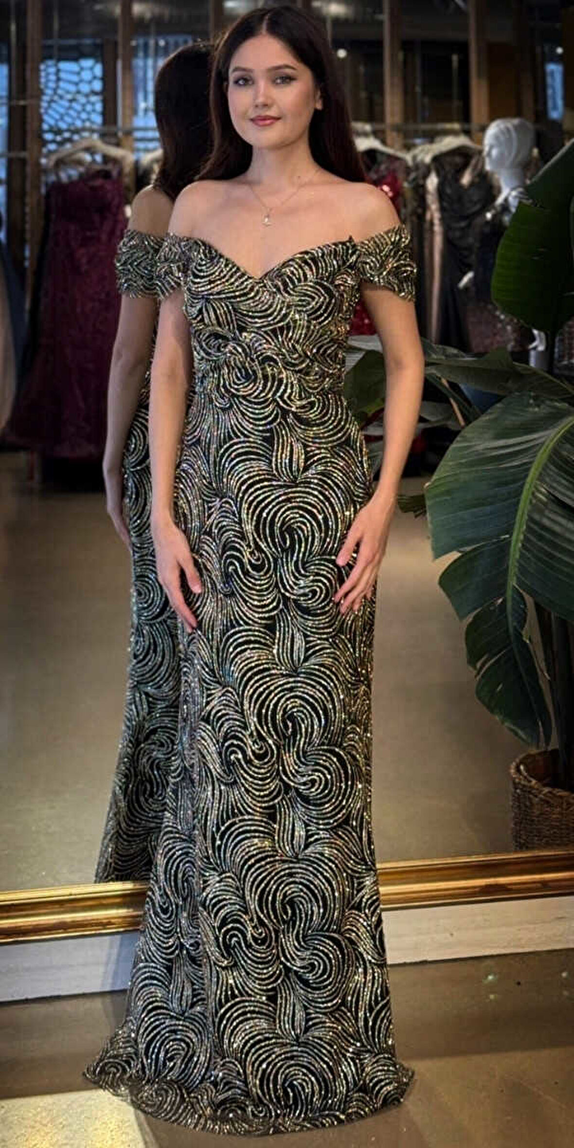 Siyah&Gold Madonna Yaka Sırt Dekolteli  Düz Kesim Simli Uzun Abiye Elbise 11113-02