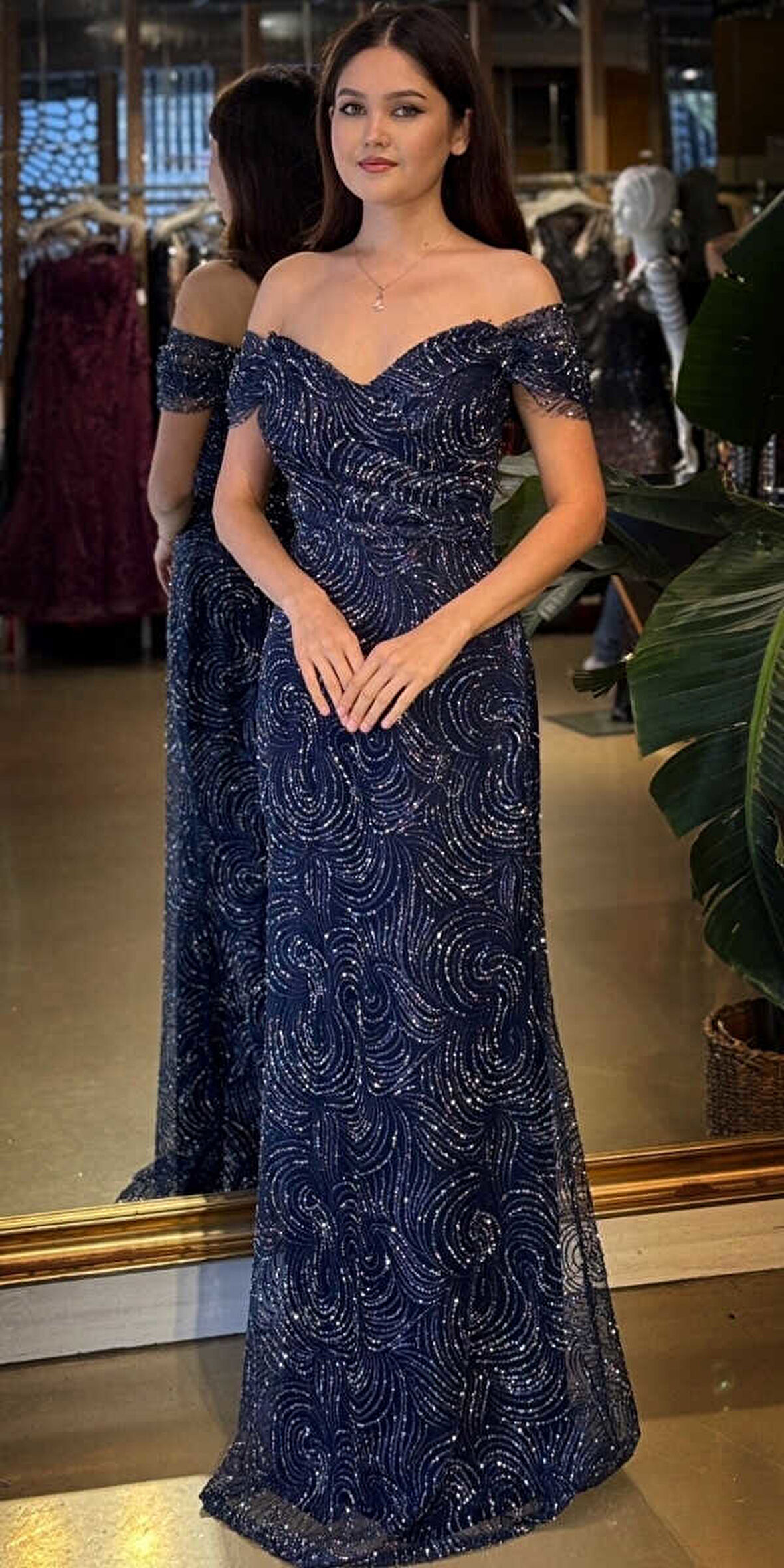 Lacivert Madonna Yaka Sırt Dekolteli  Düz Kesim Simli Uzun Abiye Elbise 11113-04