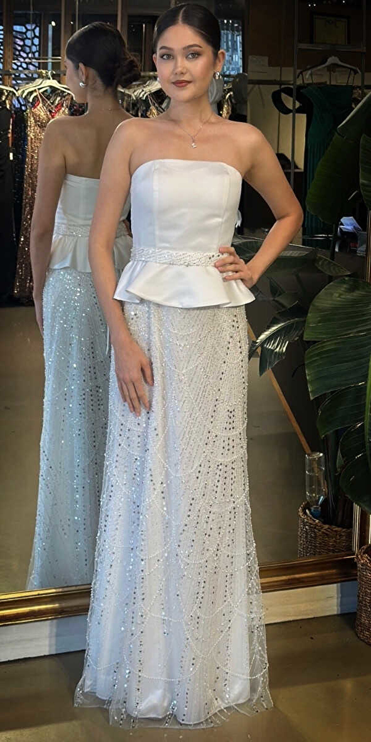 Beyaz Straplez Yaka  Kemerli Sırt Dekolteli Düz Kesim Pullu Boncuklu Uzun Abiye Elbise 11141-03