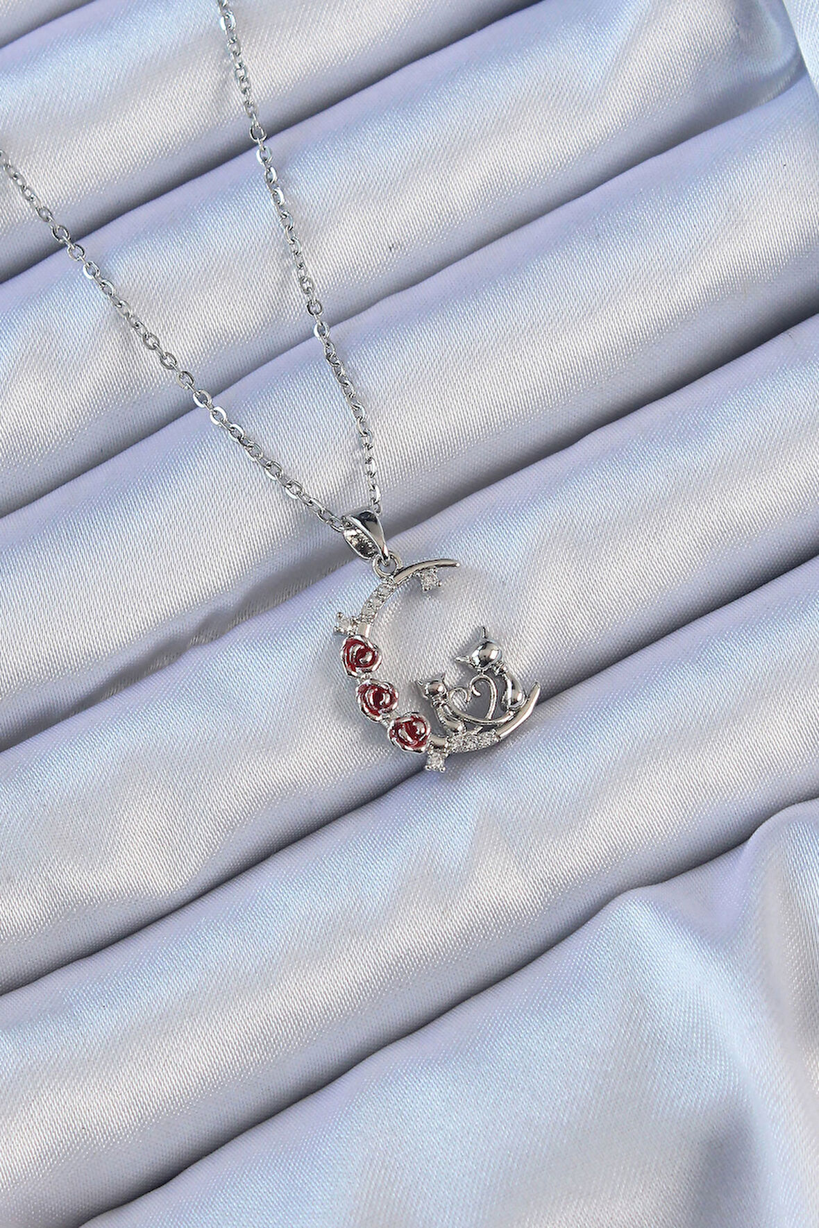 316L Çelik Zincir Gümüş Renk Kırmızı Gül Detay Kedi Figür Zirkon Taşlı Ay Kolye