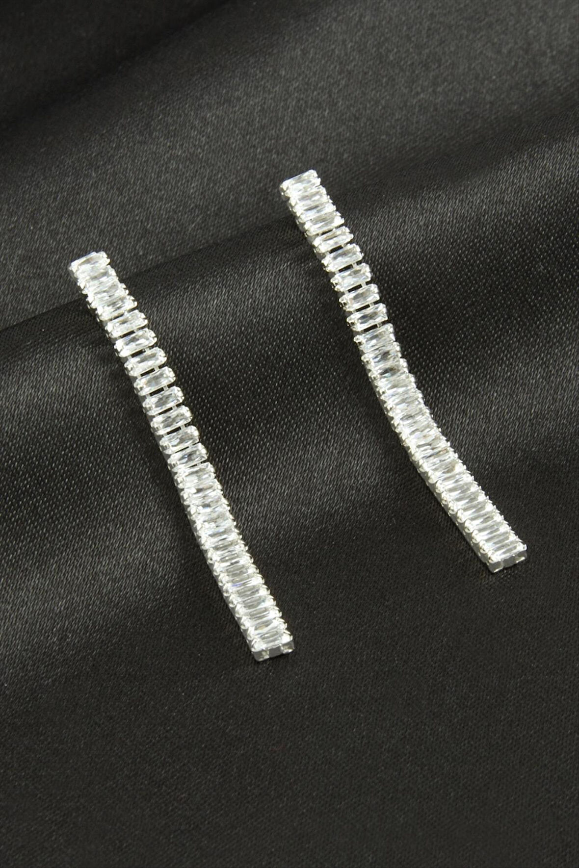 İnce Baget Zirkon Taşlı Lüks Küpe