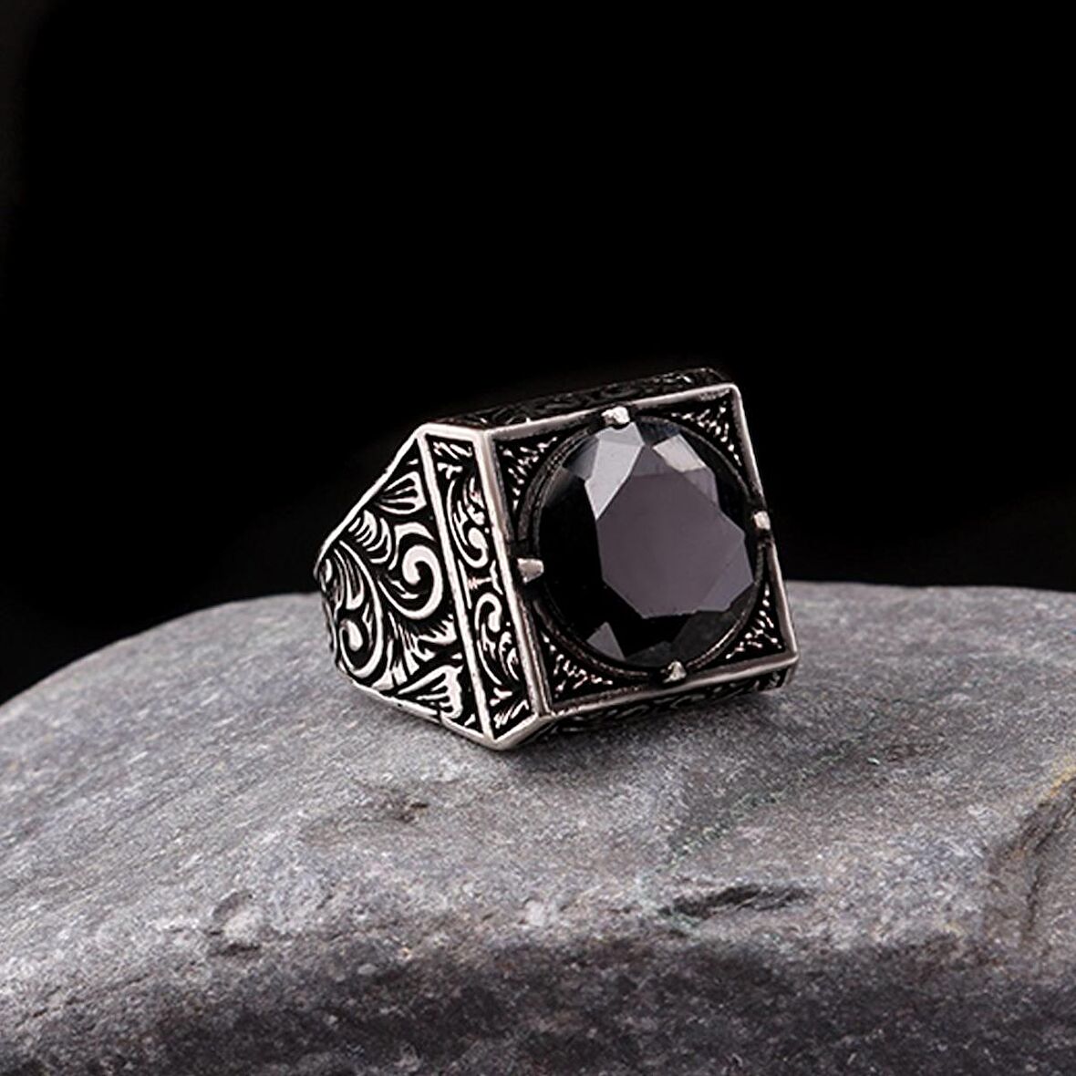 925 AYAR GÜMÜŞ KALEM İŞLEME MOTİFLİ ONIX TAŞLI YÜZÜK