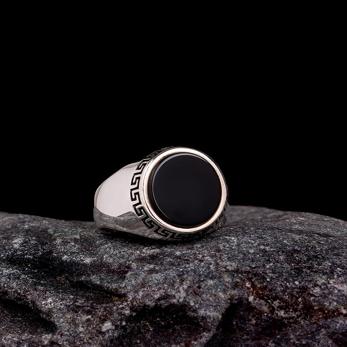 ONİX TAŞLI DESEN MOTİFLİ 925 AYAR GÜMÜŞ ERKEK YÜZÜK