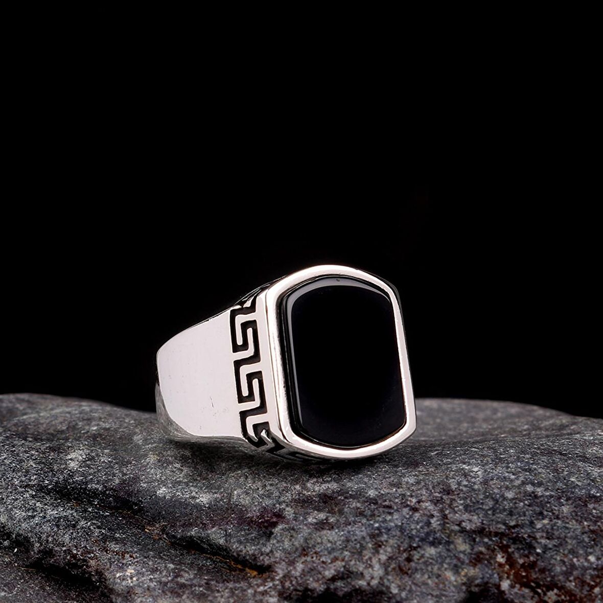 925 AYAR GÜMÜŞ ONİX TAŞLI DESEN MOTFLİ ERKEK YÜZÜK