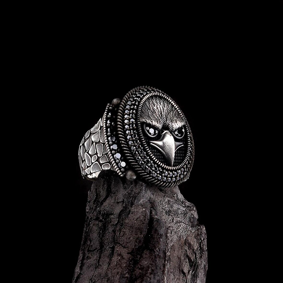 925 AYAR GÜMÜŞ KARTAL MOTİFLİ MİKRO TAŞLI ERKEK YÜZÜK TK7411461