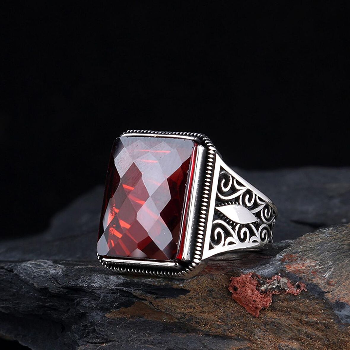 KIRMIZI RENK ZİRKON TAŞLI 925 AYAR GÜMÜŞ ERKEK YÜZÜK