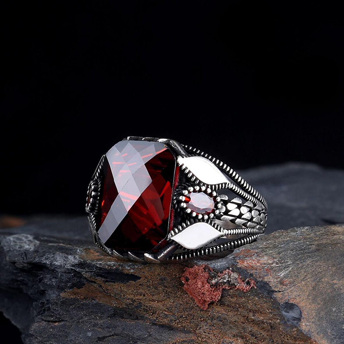 KIRMIZI RENK ZİRKON TAŞLI DAMLA MODEL GÜMÜŞ YÜZÜK