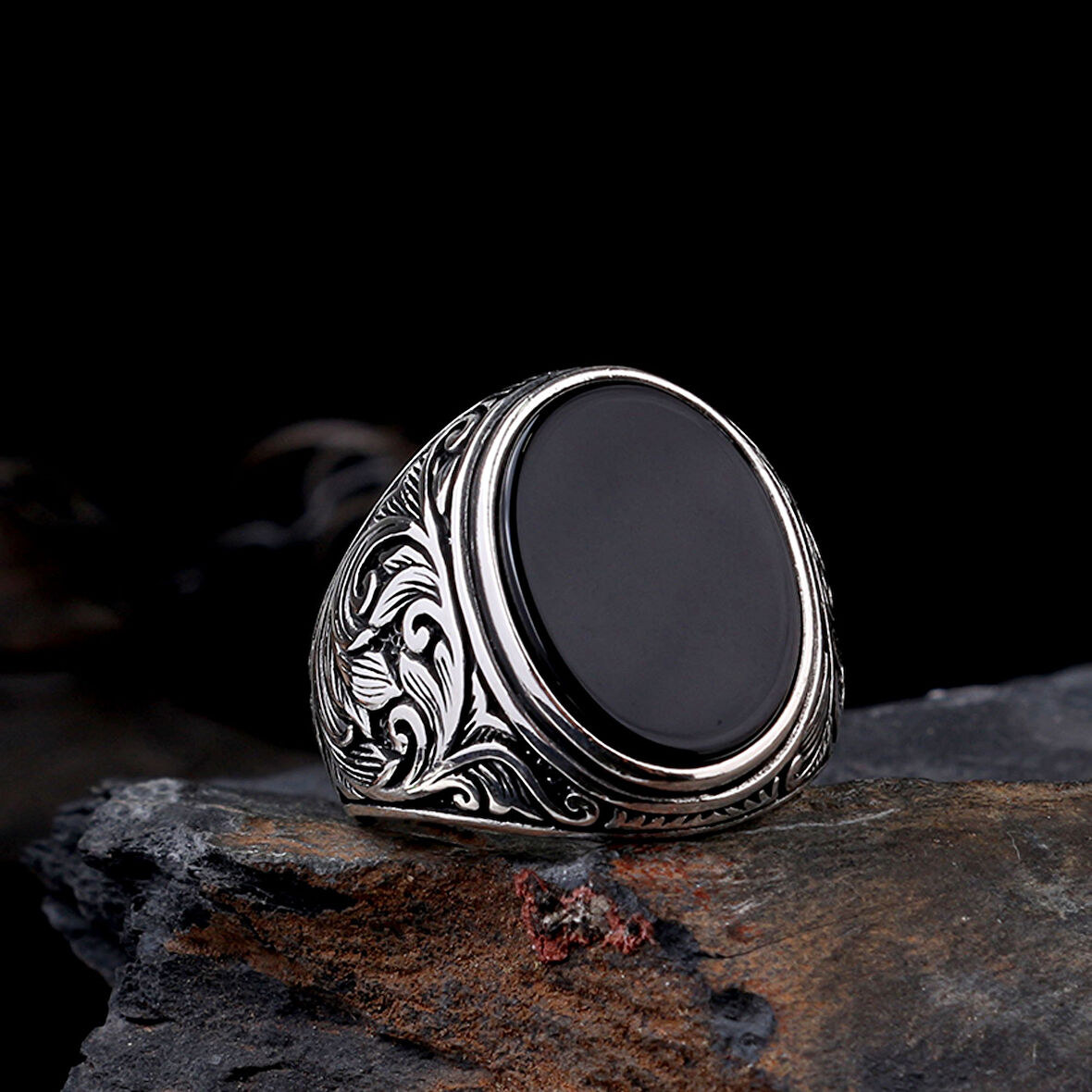 925 Ayar Gümüş Onix Taşlı Kalem İşleme Motifli Erkek Yüzük