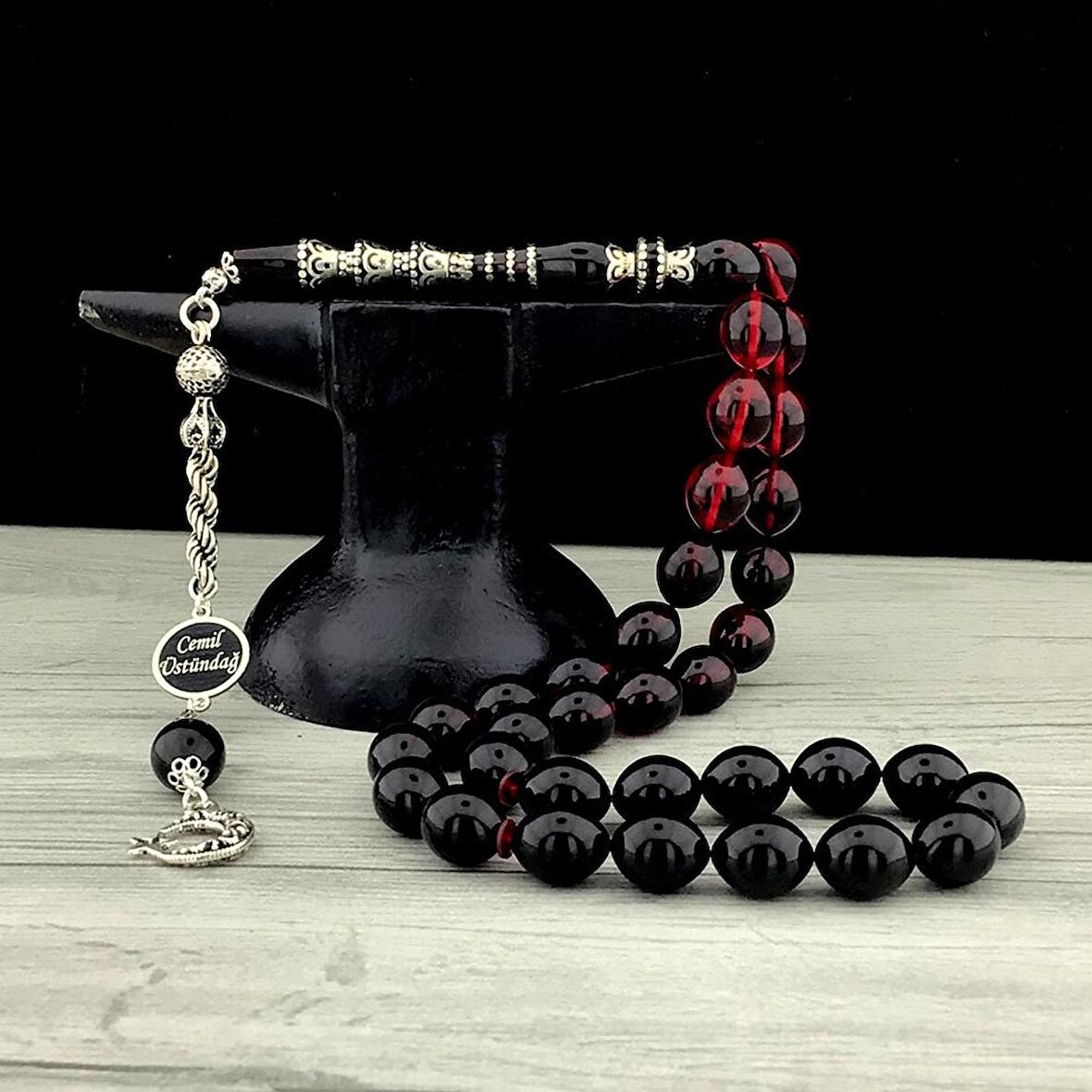 İSİM YAZILI GÜMÜŞ PÜSKÜLLÜ KIRMIZI SİYAH ATEŞ KEHRİBAR TESBİH