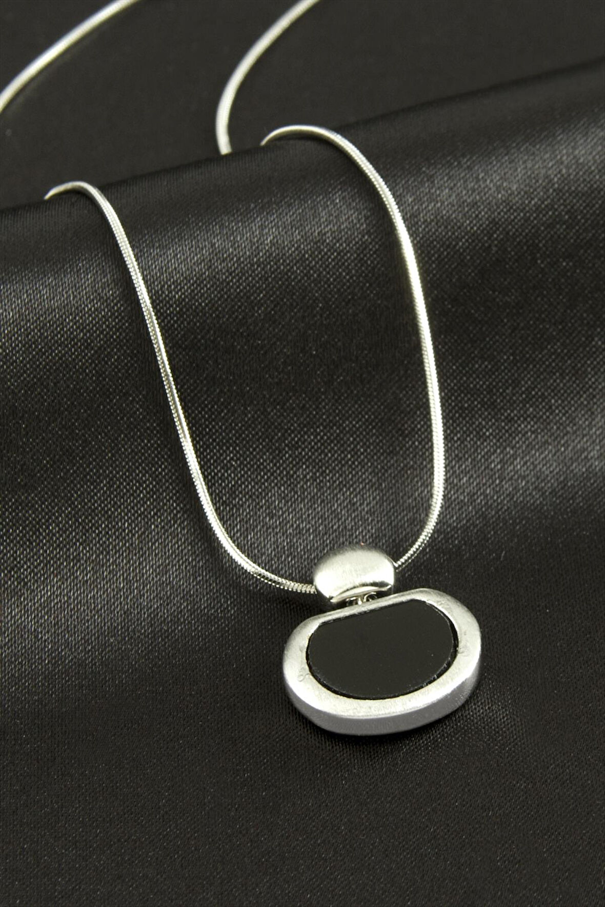 Oval Lüks Çelik Kolye