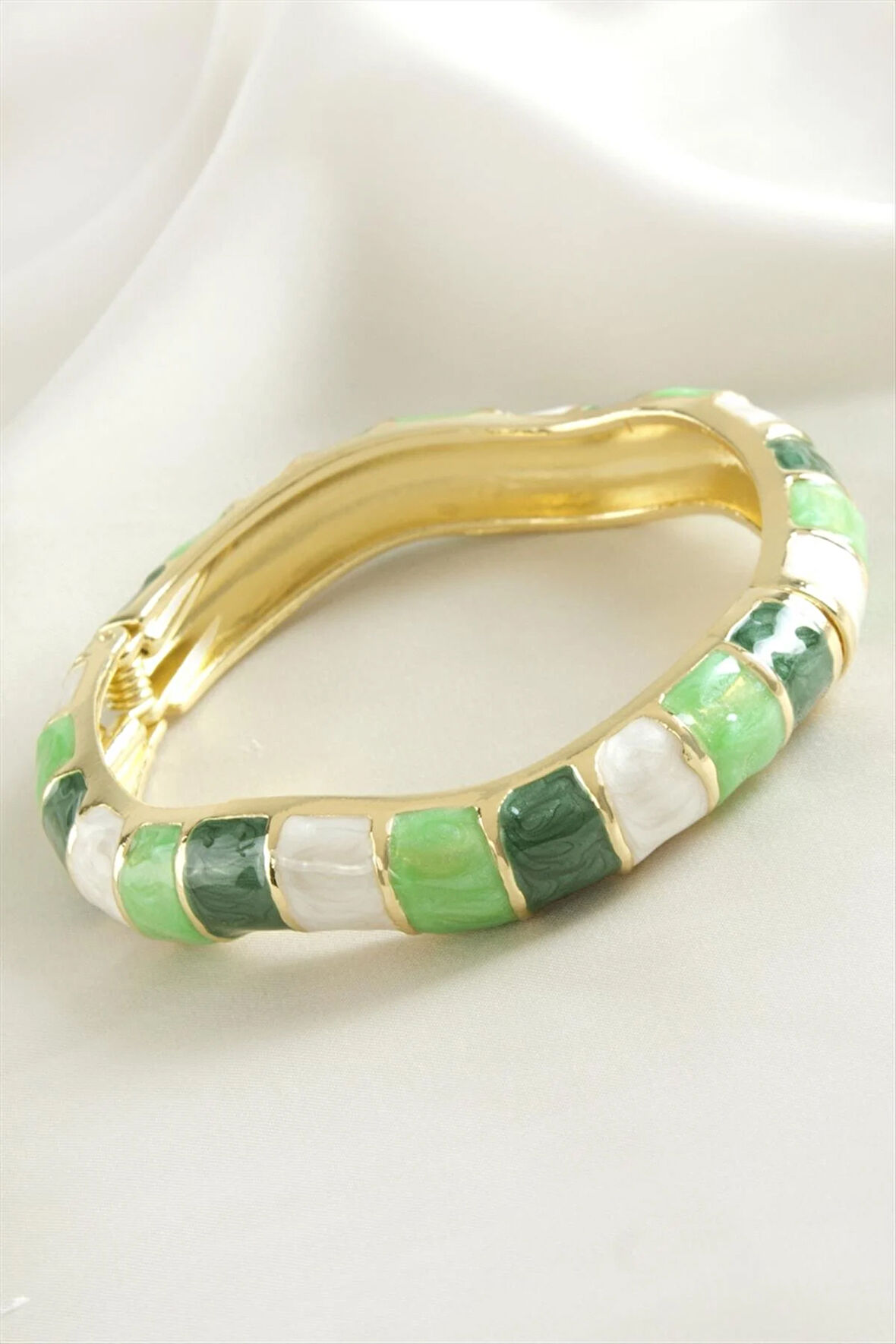 Kare İşlemeli Mineli Kelepçe Bileklik