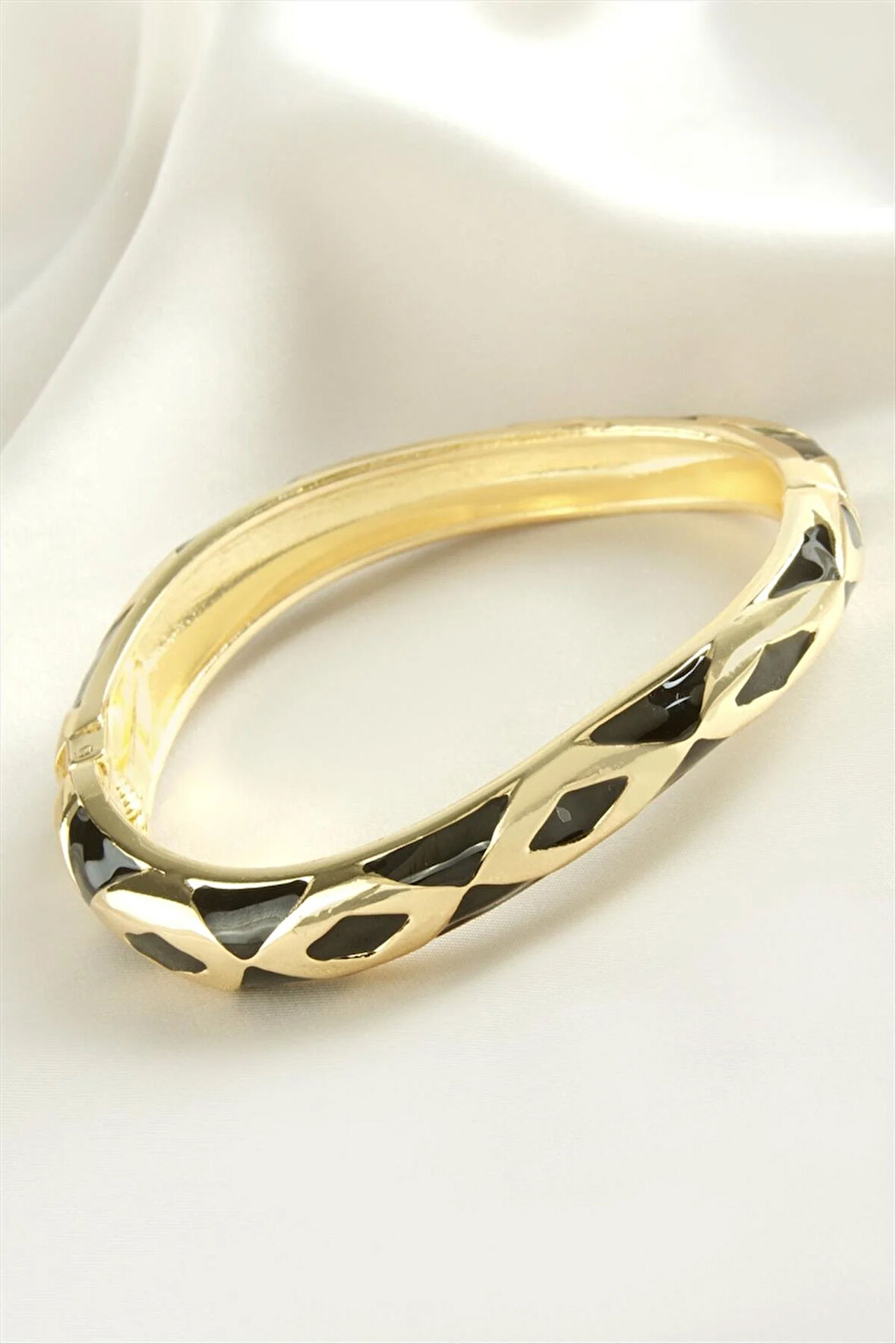 Üçgen İşlemeli Mineli Kelepçe Bileklik