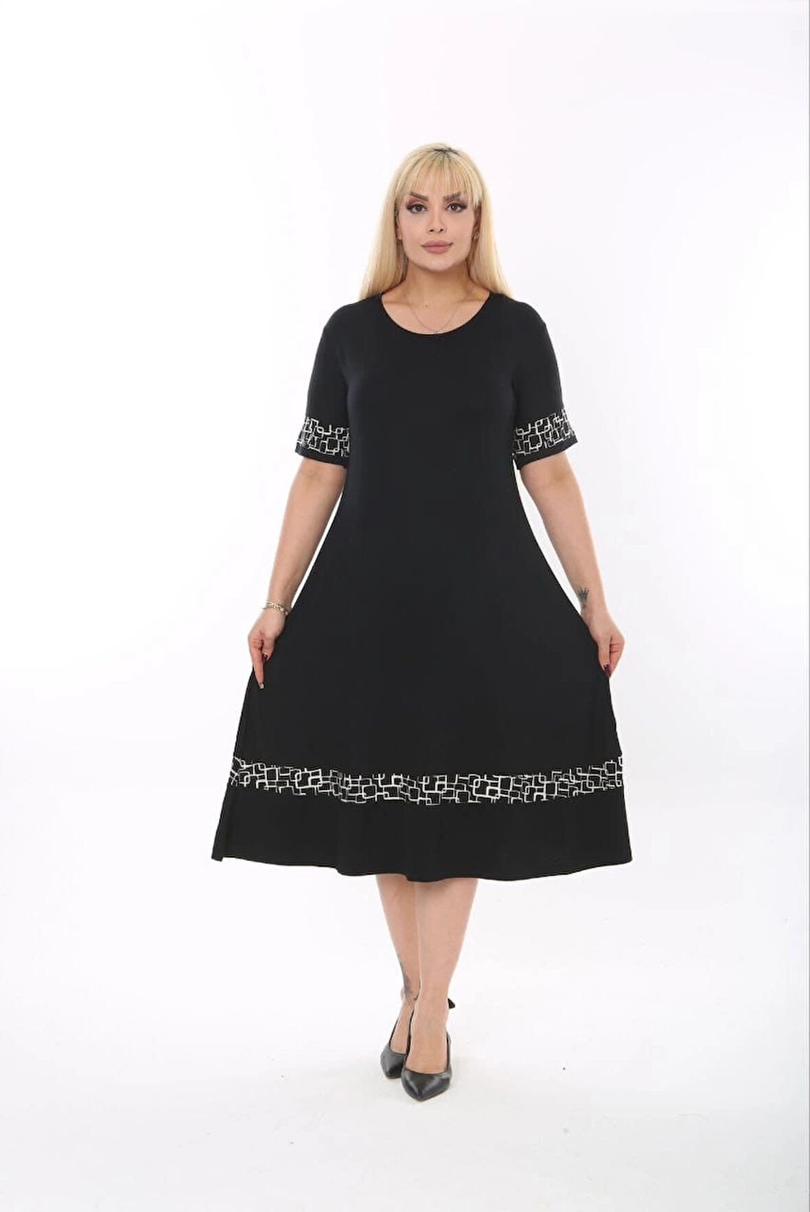 Kadın Siyah Kol ve Etek Ucu Desenli Büyük Beden Elbise