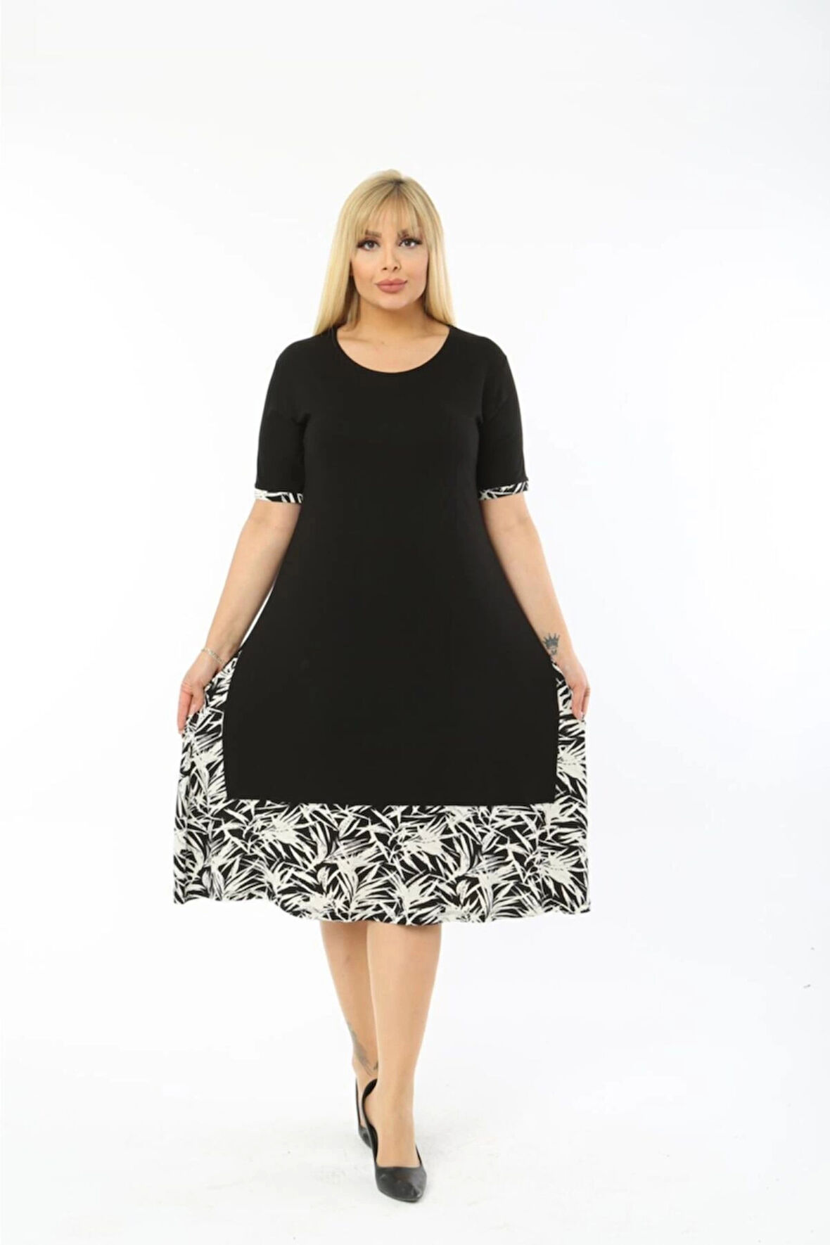 Kadın Siyah Büyük Beden Eteği Yaprak Desenli Kısa Kol Elbise