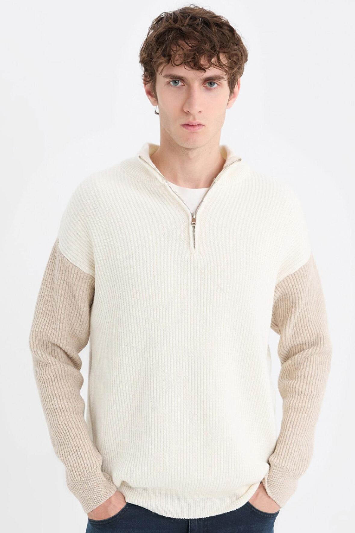 DeFacto Relax Fit Renk Bloklu Dik Yaka Yarım Fermuarlı Triko Kazak Y0623AZ24AUBG695