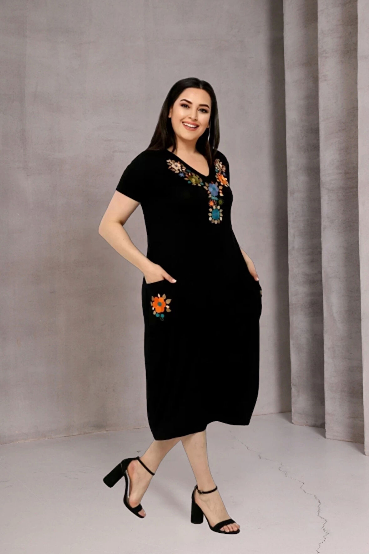 Yakası Cepleri Çiçek Nakışlı Elbise