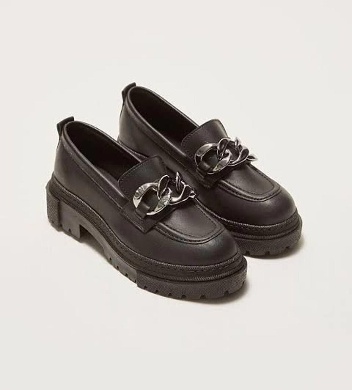 Siyah Saknuk Loafer Zincir Detaylı Topuk Boyu 4,5 Cm. Ökçe Boyu 2,5 Cm Kadın Babet