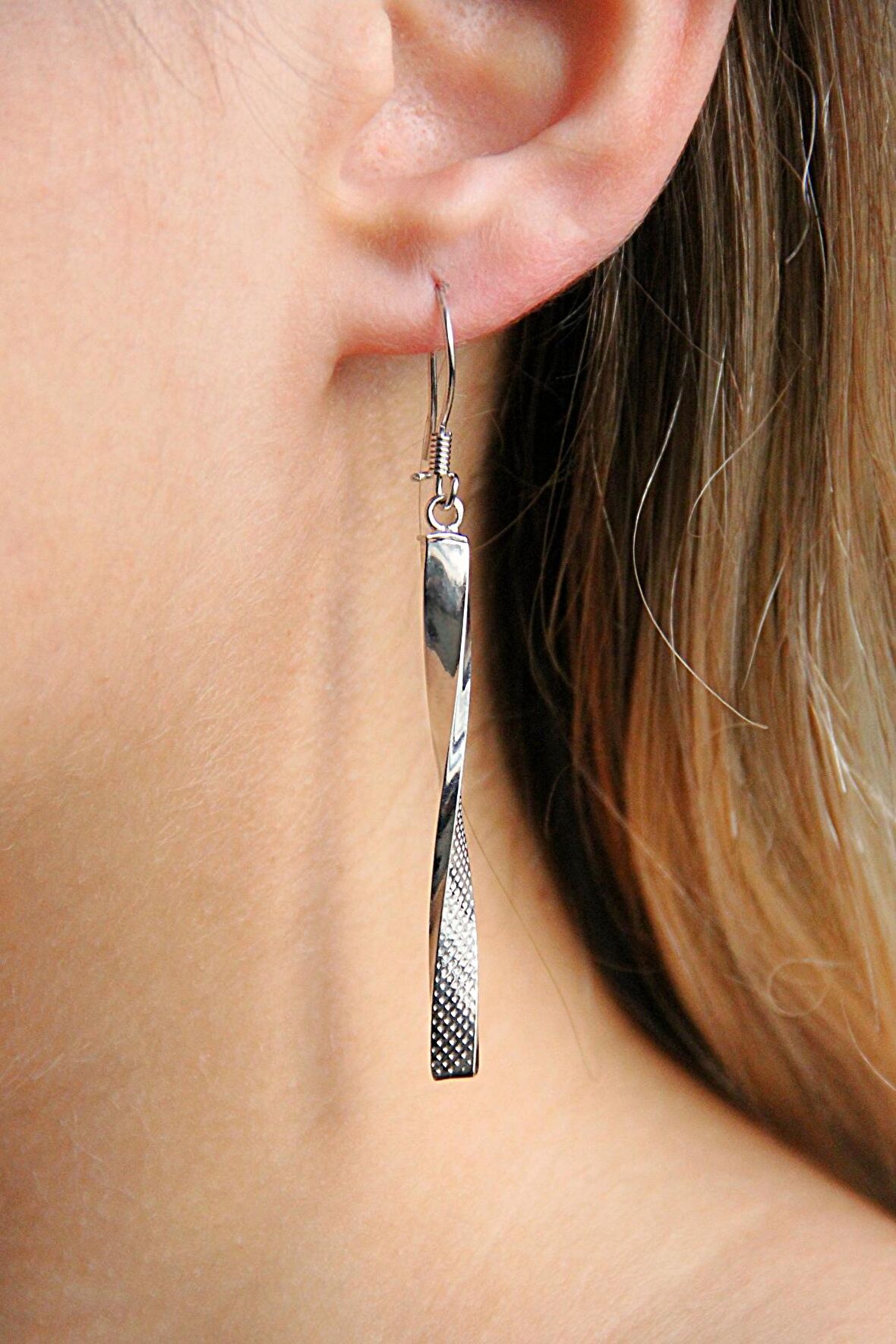 Sallantılı 925 Ayar Gümüş Burgu Küpe - K090501