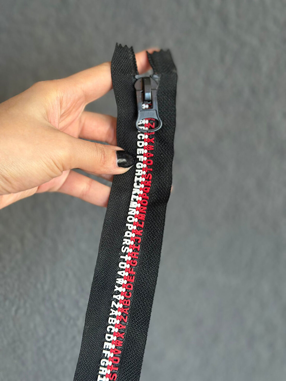 KIRMIZI BEYAZ HARFLİ İRİ DİŞLİ FERMUAR 24X4 CM