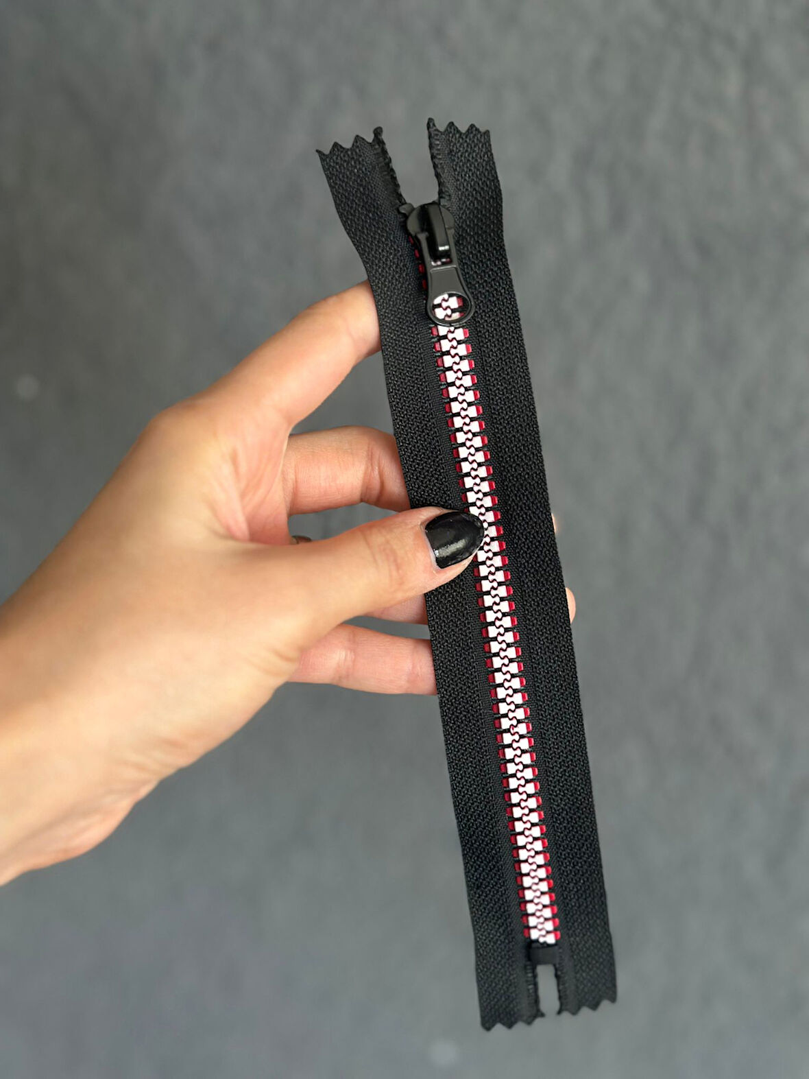 KIRMIZI BEYAZ İRİ DİŞLİ FERMUAR 21X2 CM