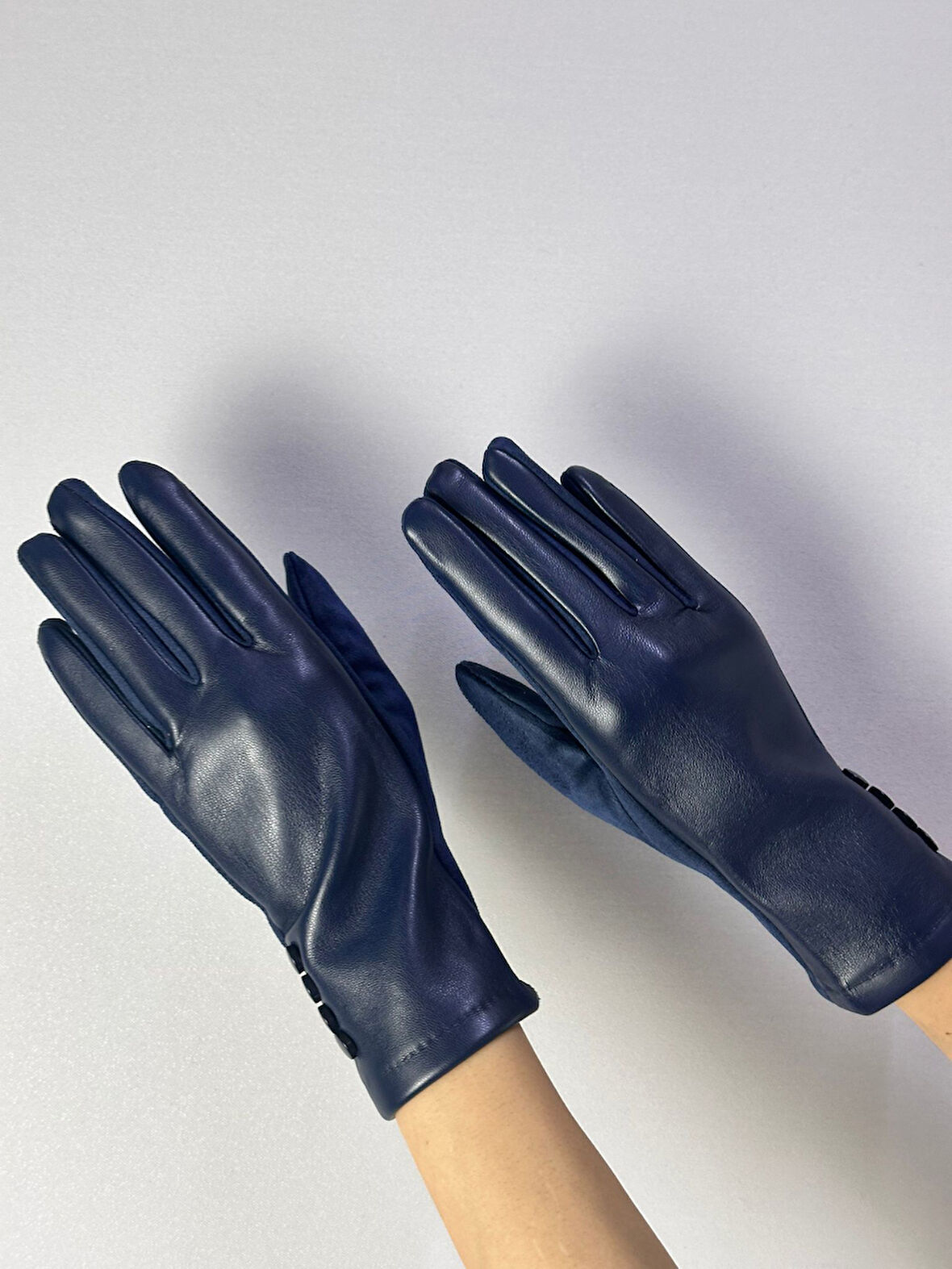 DÜĞME DETAYLI DOKUNMATİK PARMAK SUNİ DERİ GÖRÜNÜMLÜ KADIN ELDİVEN