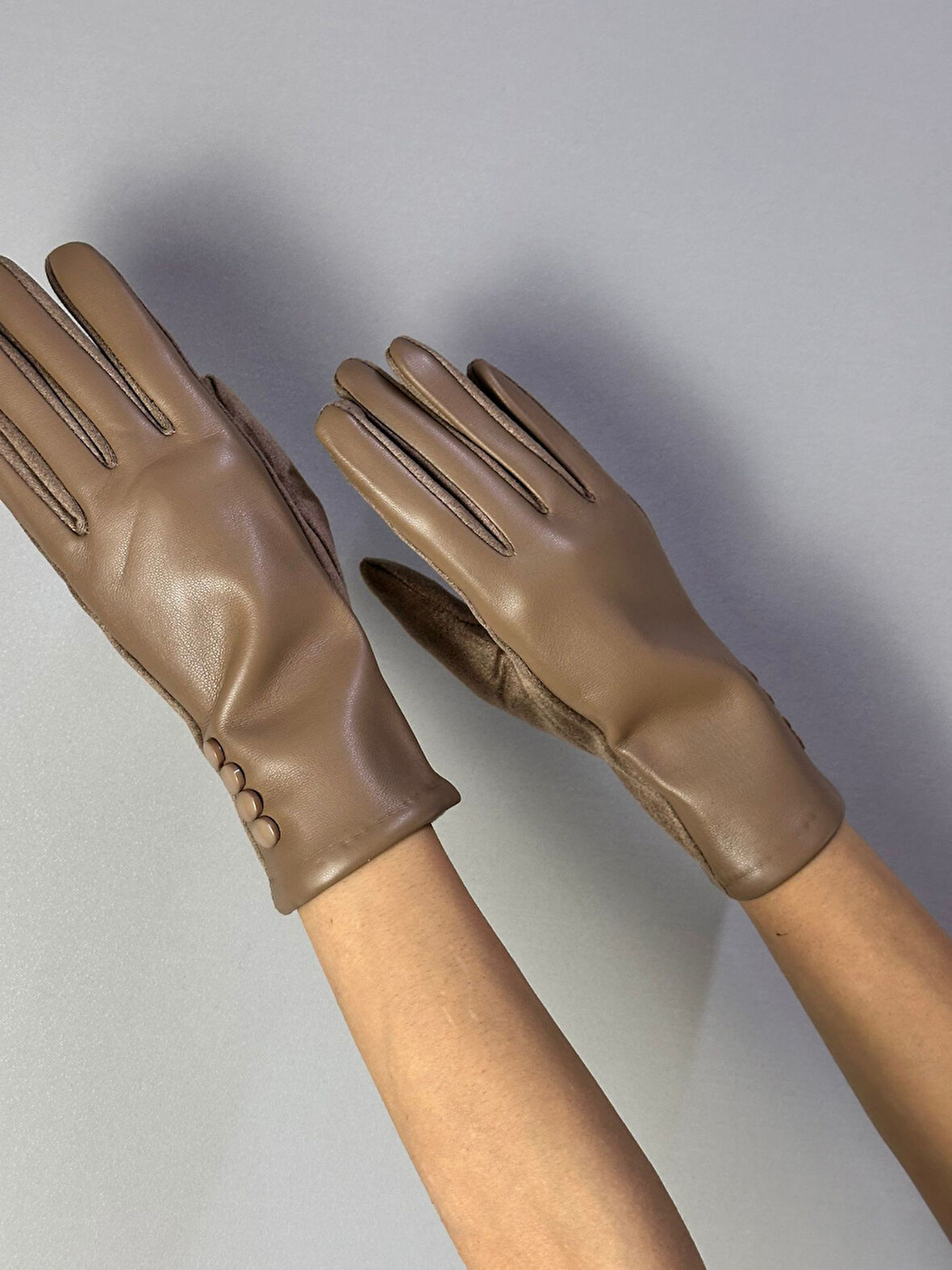 DÜĞME DETAYLI DOKUNMATİK PARMAK SUNİ DERİ GÖRÜNÜMLÜ KADIN ELDİVEN