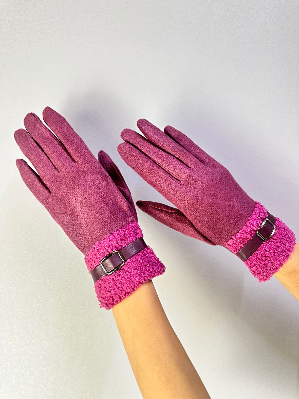 PAMUKLU KÜRK VE DERİ KEMER DETAYLI DOKUNMATİK PARMAK KADIN ELDİVEN