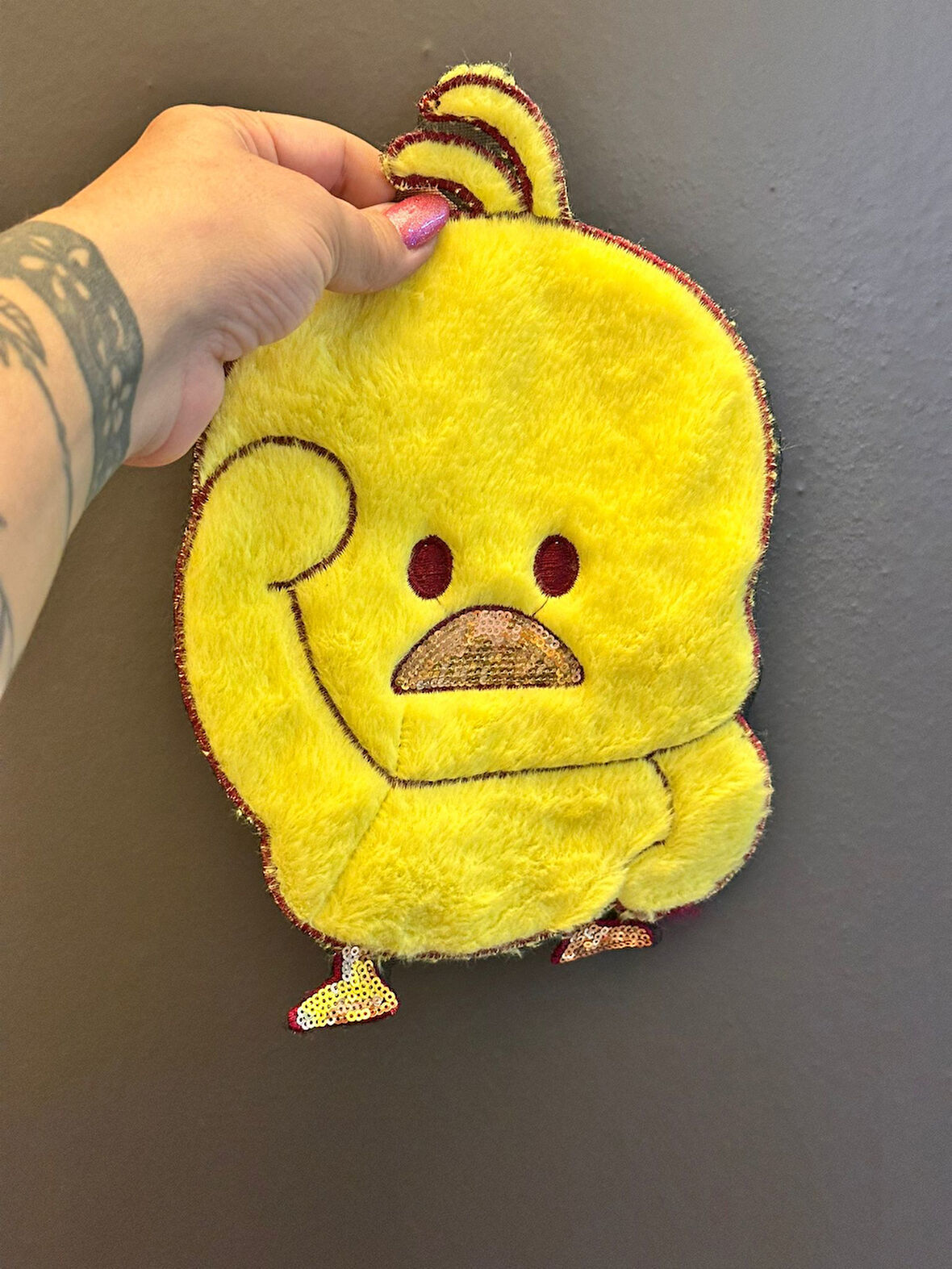 SARI PELUŞ CİVCİV ARMA DİKİŞ APLİKE 28X18 CM
