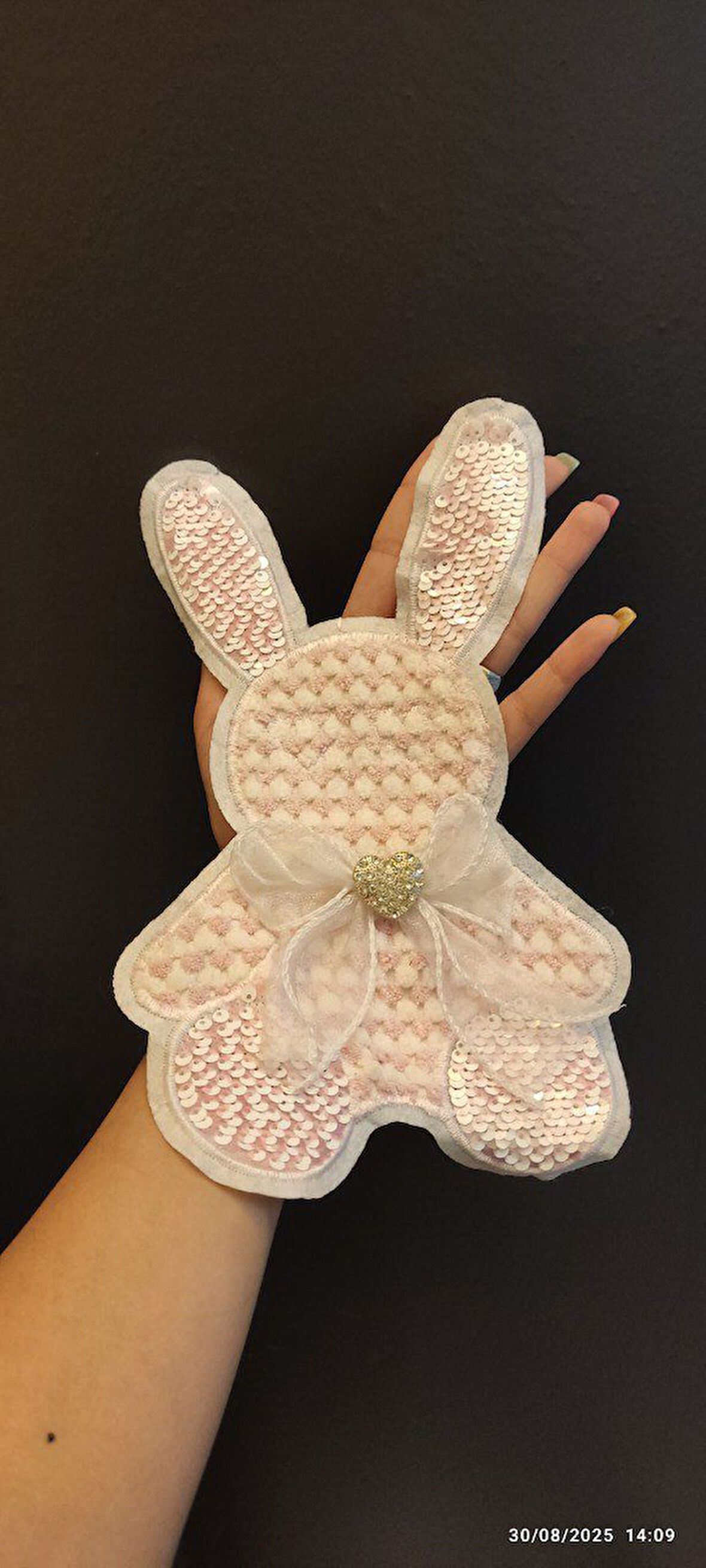 DOKUMA PUL PAYETLİ ZİRKON TAŞ KALPLİ TAVŞAN ARMA DİKİŞ APLİKE 25X16 CM