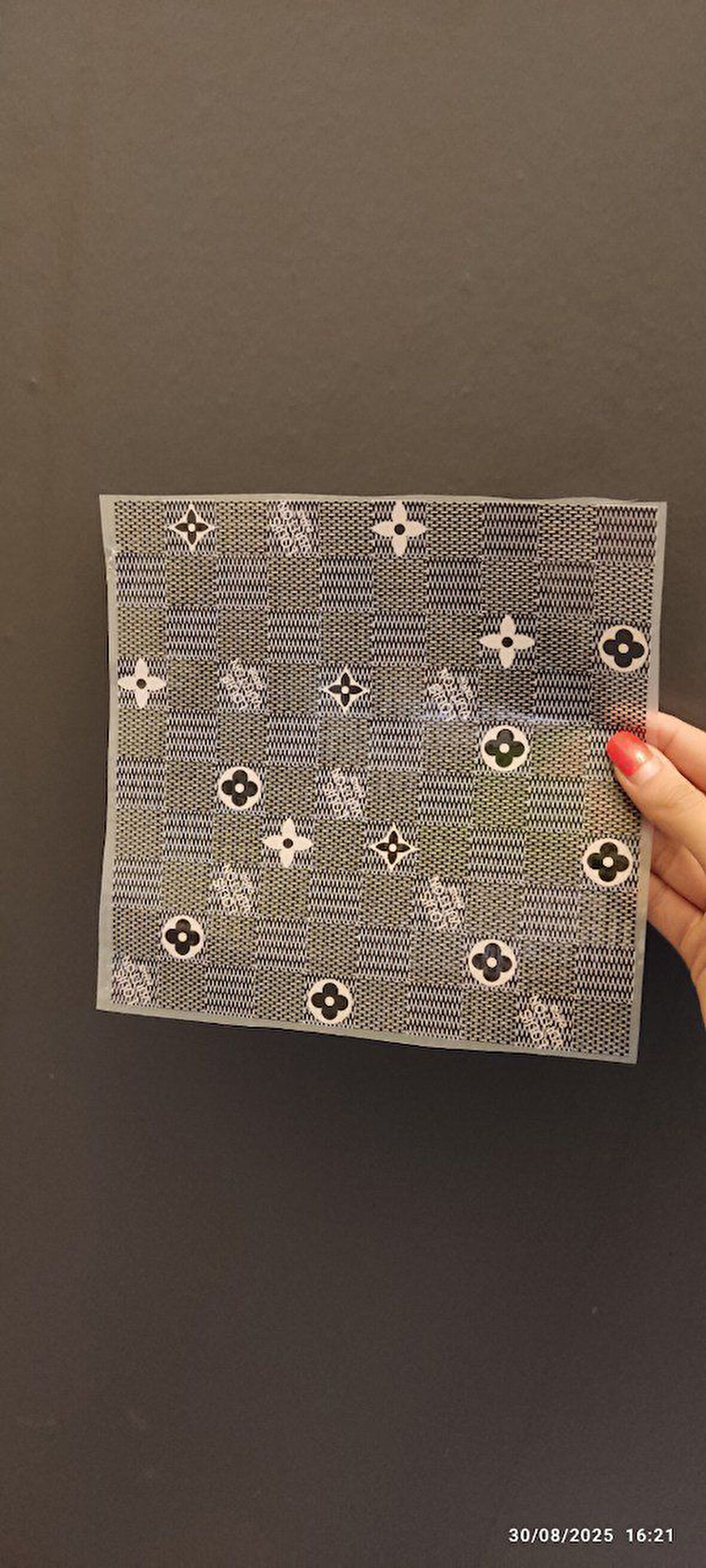 ÜTÜ İLE YAPIŞAN EKOSE ÇİÇEKLİ TRANSFER BASKI ARMA 20X20 CM