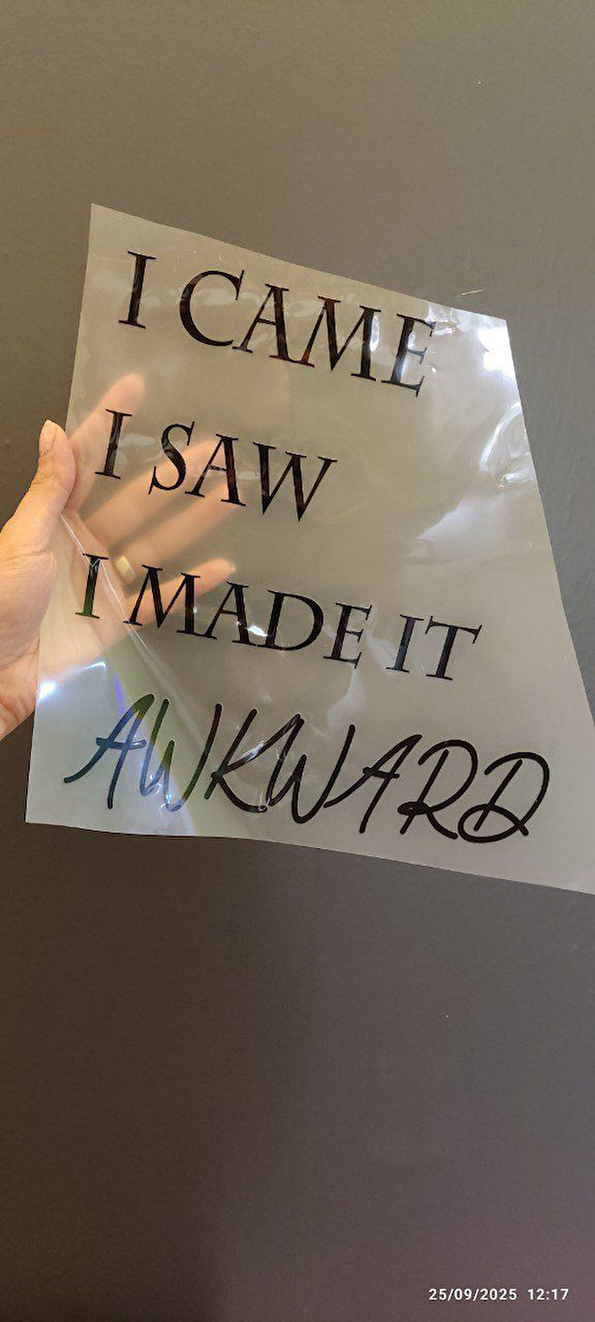 ÜTÜ İLE YAPIŞAN SİYAH YAZILI TİŞÖRT TRANSFER BASKI ARMA 26X25 CM